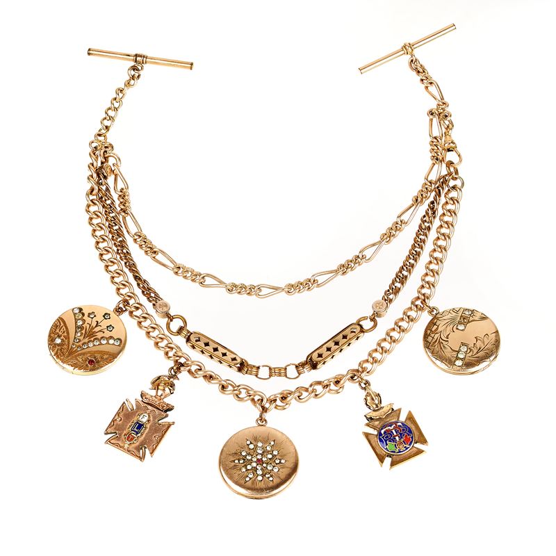 Collana a maglie intrecciate con charms in oro a 9 kt, metallo doarato, smalti policromi e pietre