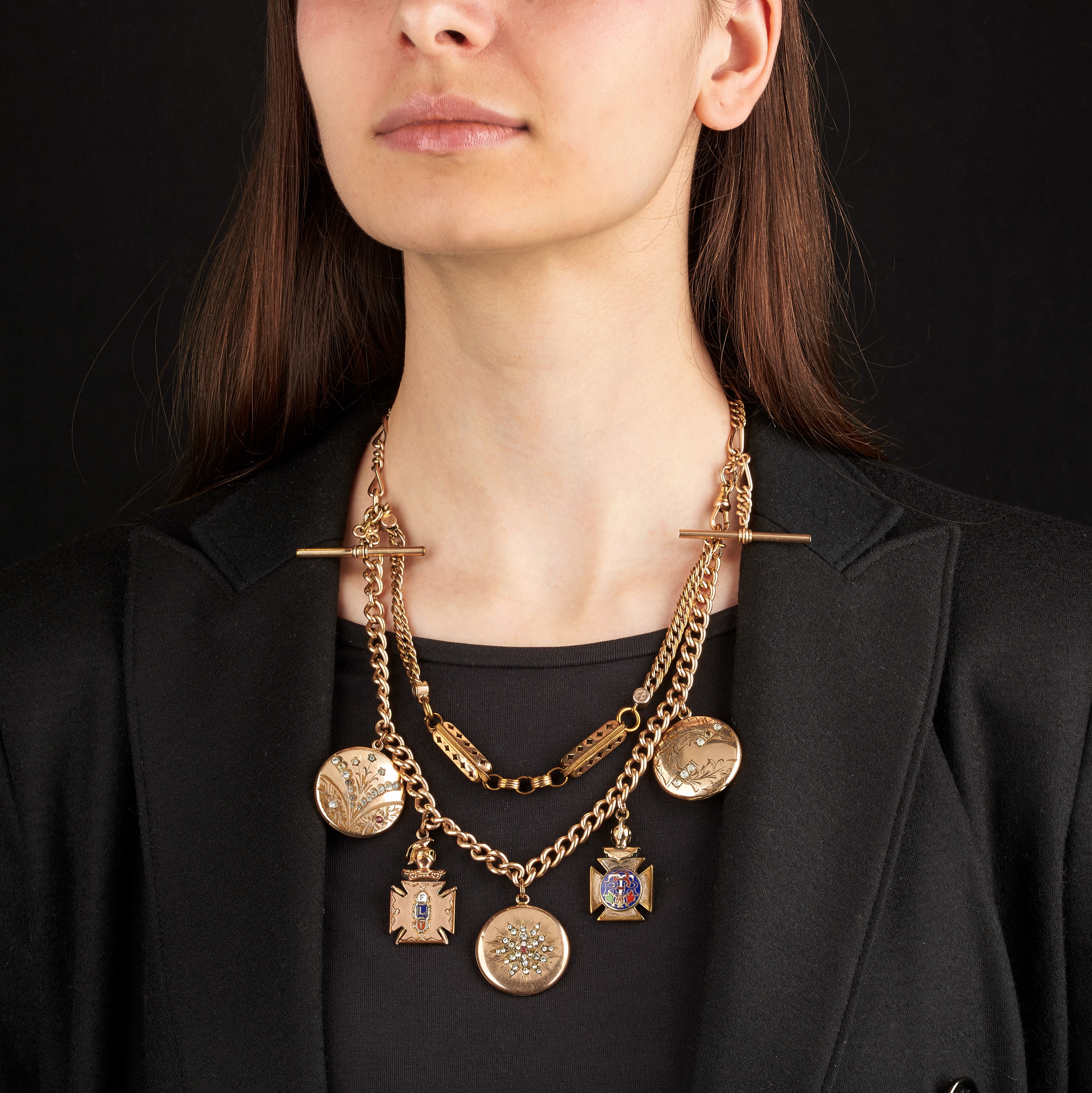 Collana a maglie intrecciate con charms in oro a 9 kt, metallo doarato, smalti policromi e pietre