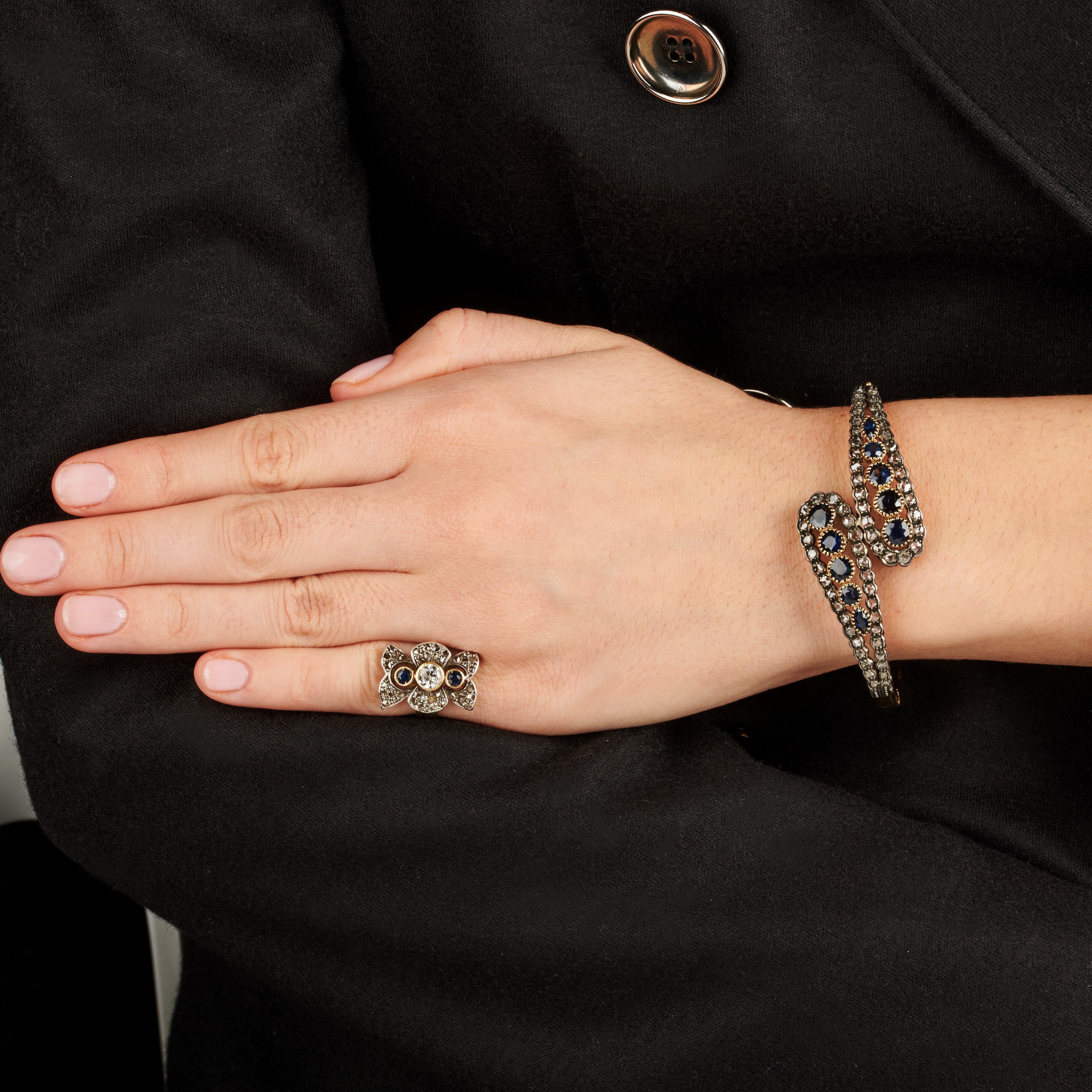 Grande bracciale contrariè in oro giallo 18 kt, argento, diamanti e zaffiri e anello en suite
