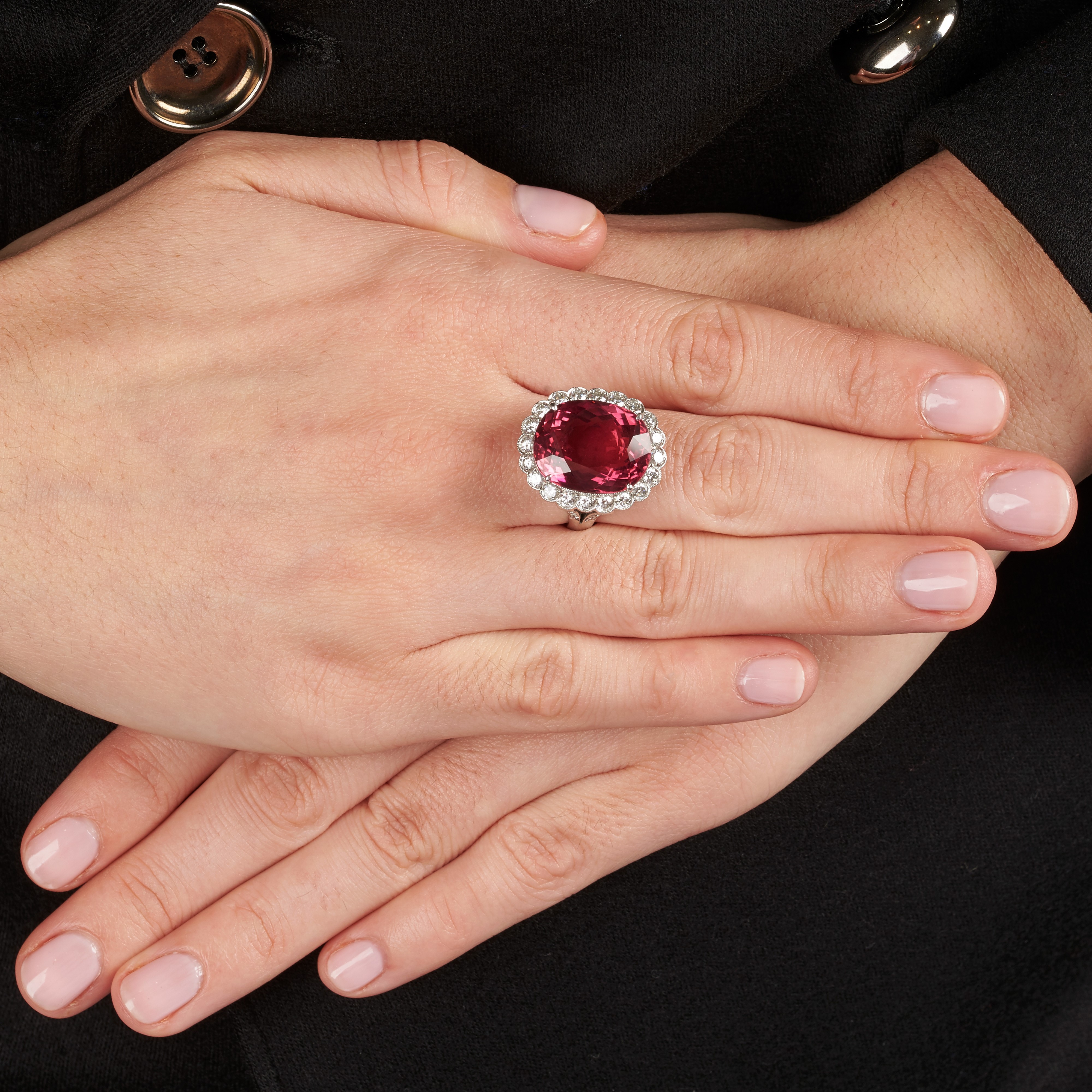 Grande anello a margherita in oro bianco 18 kt, diamanti e rubellite rosa