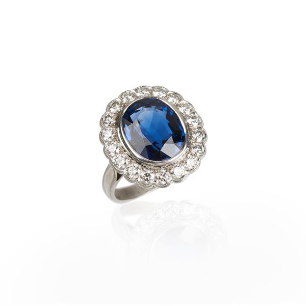 Large daisy ring in 18 kt white gold, diamonds and sapphire