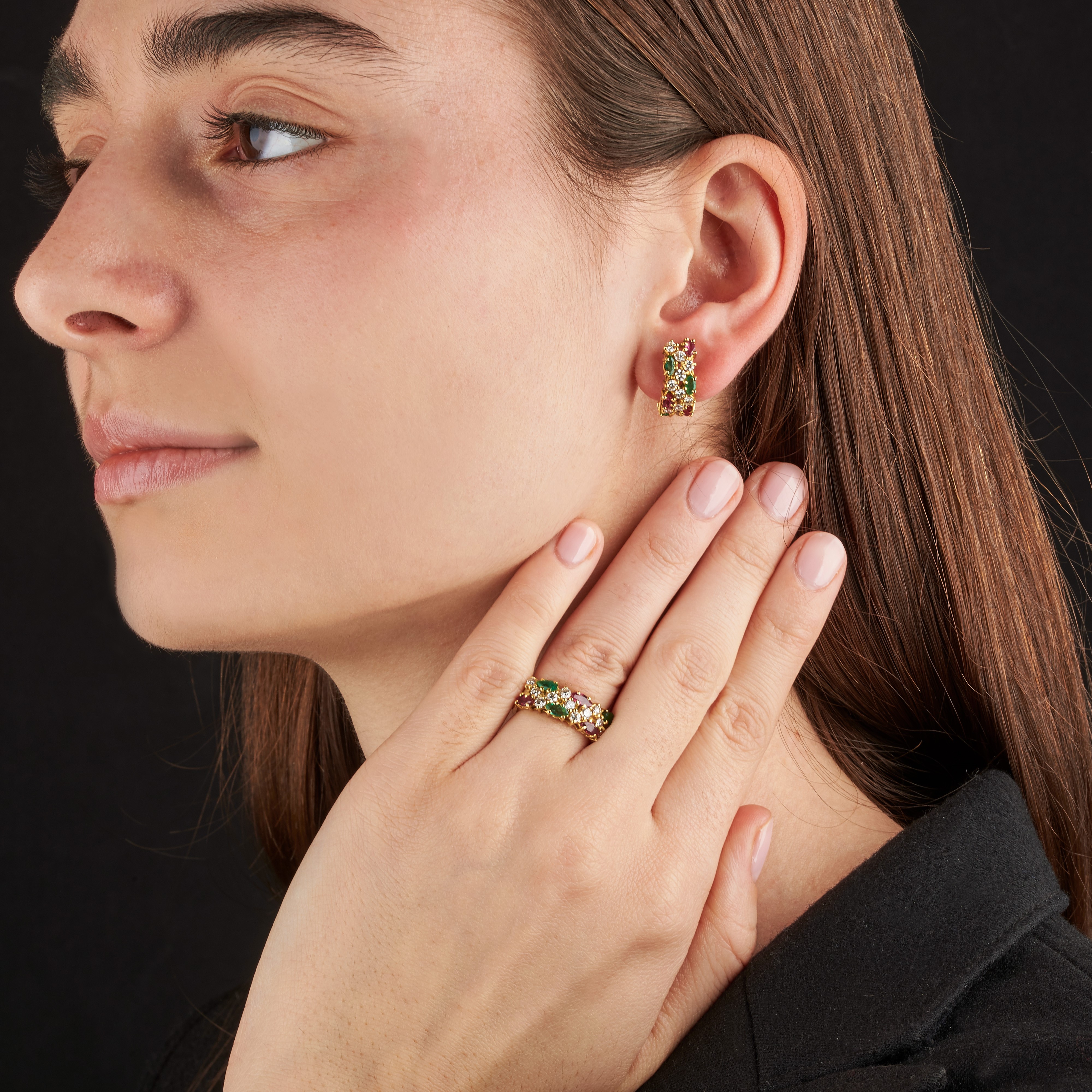 Paio di orecchini e anello in oro giallo 18 kt, diamanti, smeraldi e rubini