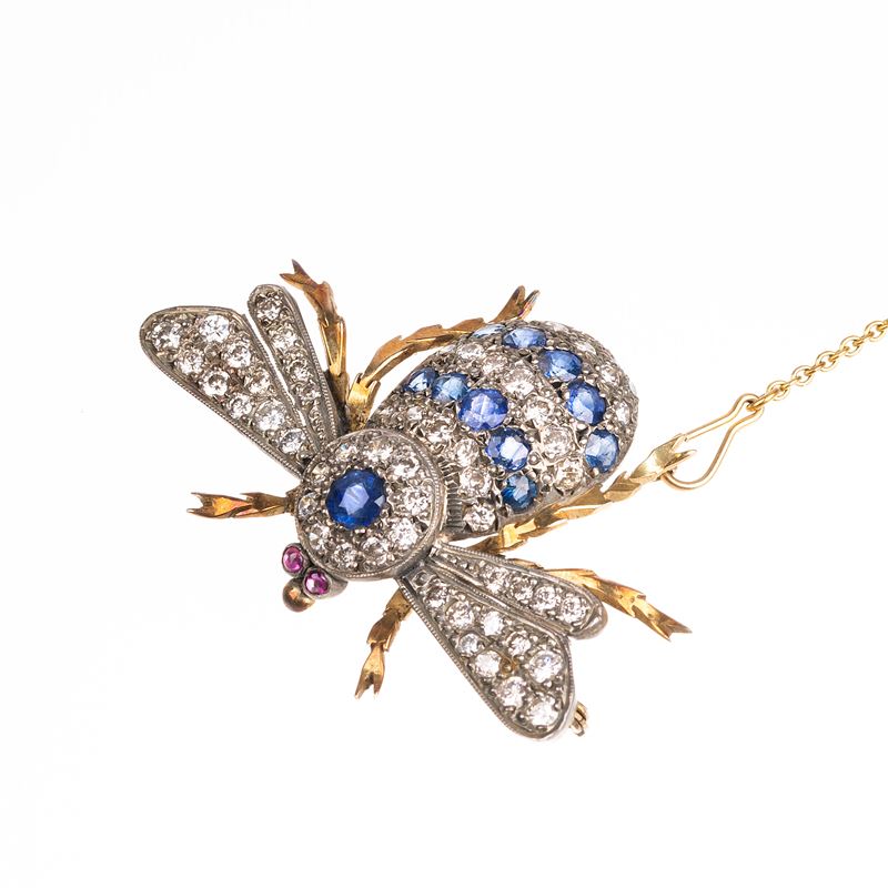 Grande spilla Ape in oro giallo 18 kt, argento, diamanti e zaffiri