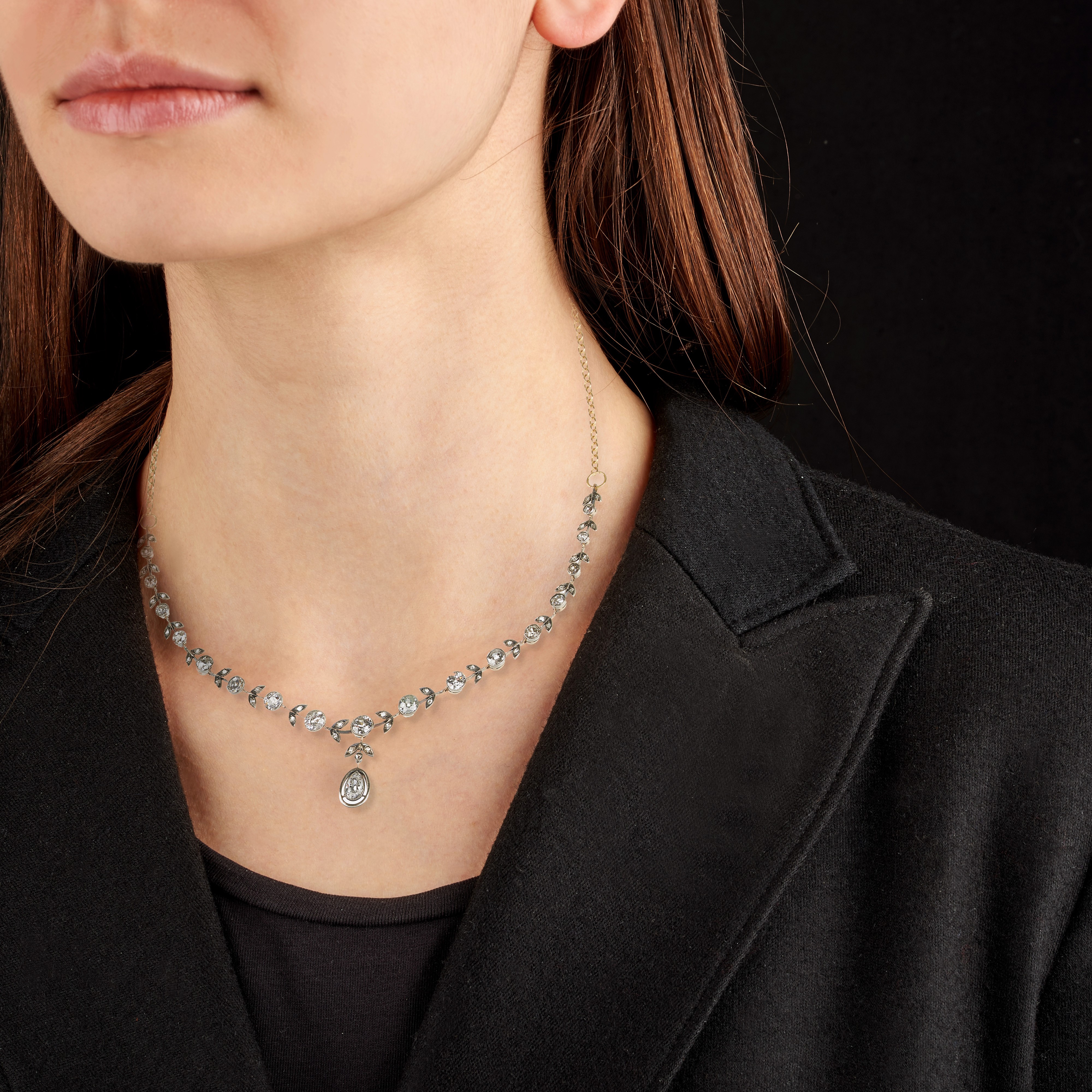 Catena con parte centrale foreale in oro giallo 18 kt, argento e diamanti