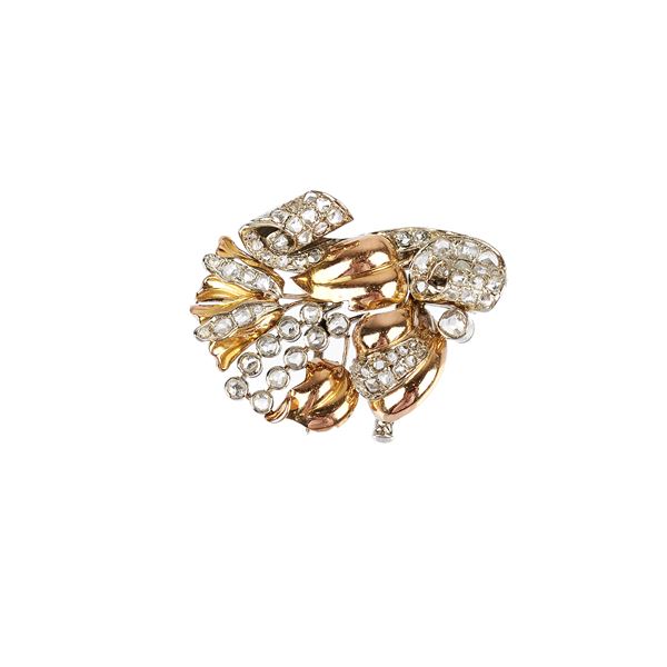 Fancy clip in 18 kt yellow gold, white gold and diamonds