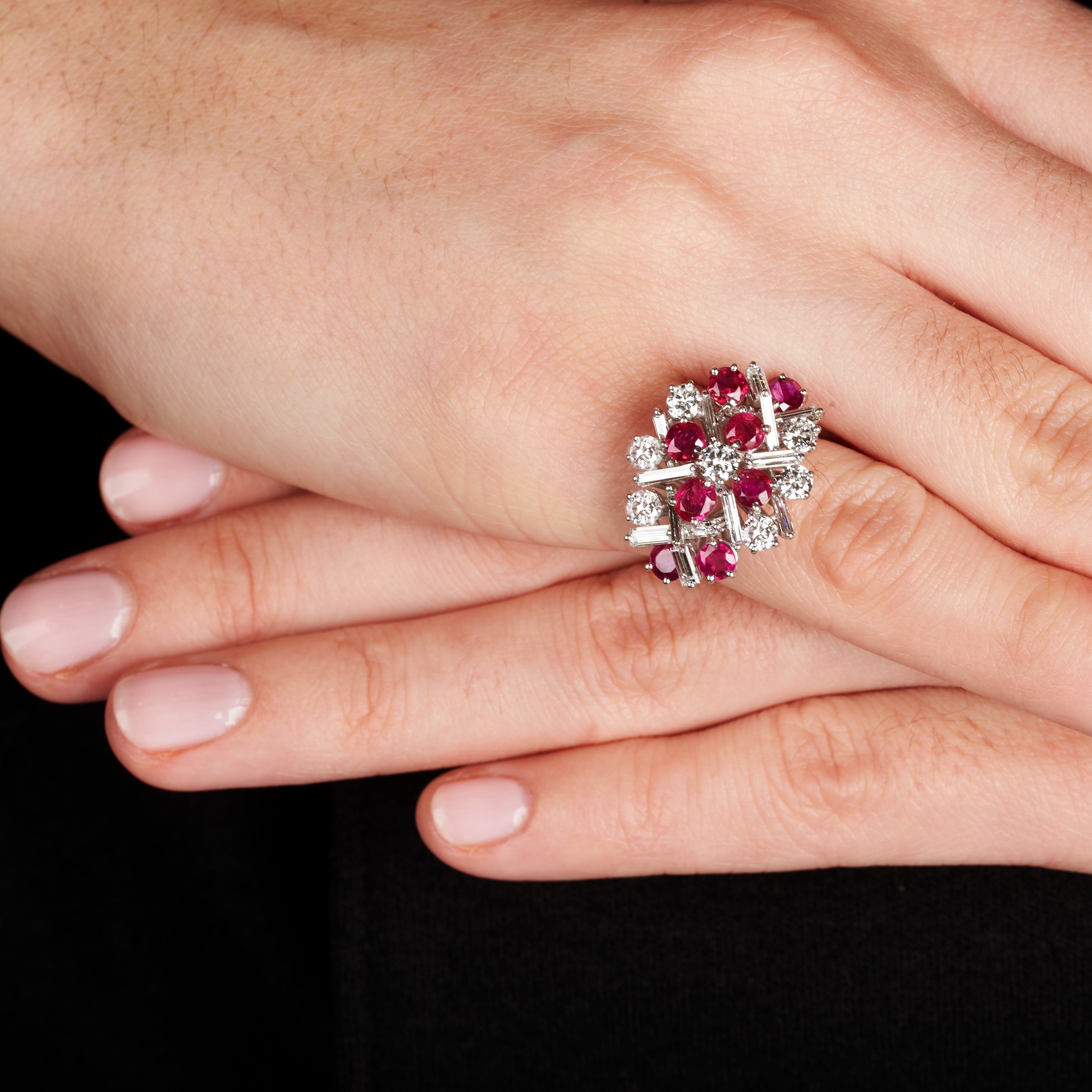 Anello fantasia in oro bianco 18 kt, diamanti e rubini