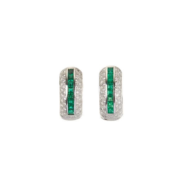 Pair of hoop earrings in 18 kt white gold, diamonds and emeralds