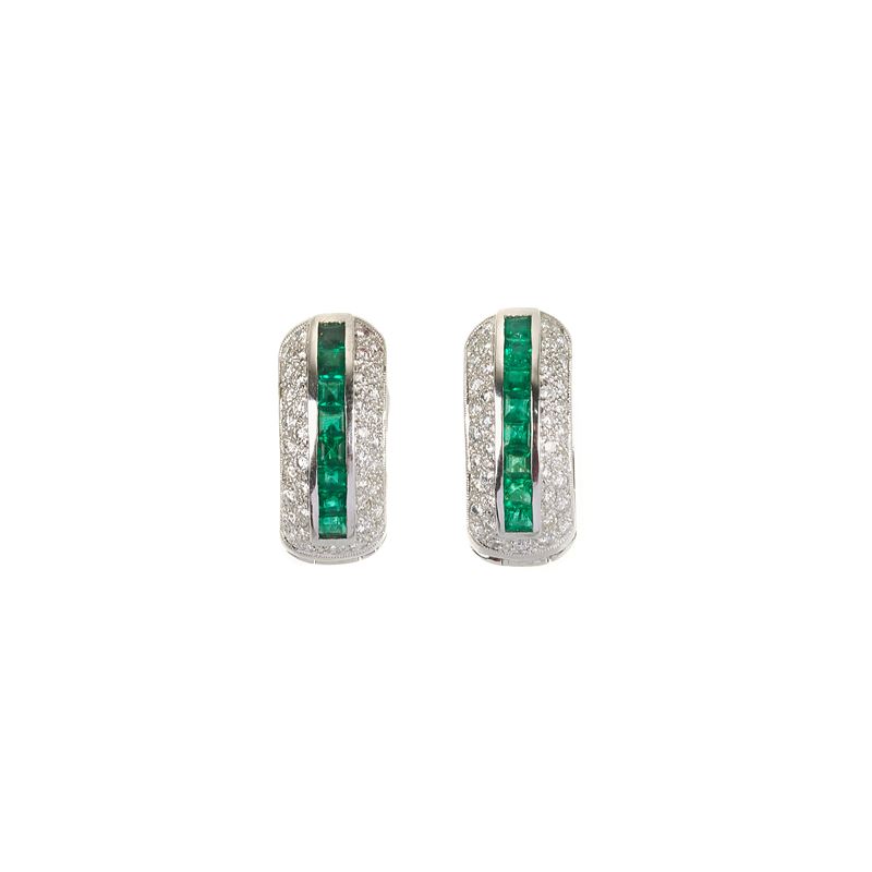 Paio di orecchini a cerchio in oro bianco 18 kt, diamanti e smeraldi