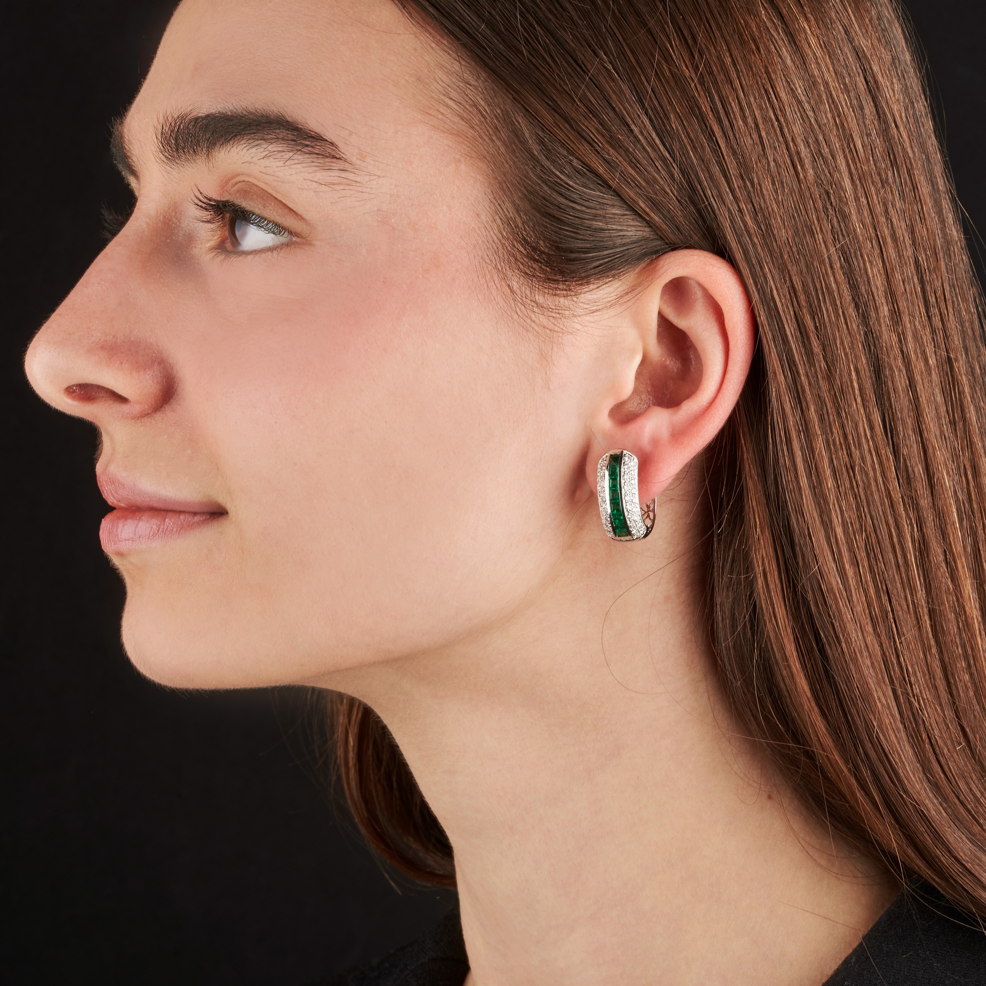 Paio di orecchini a cerchio in oro bianco 18 kt, diamanti e smeraldi