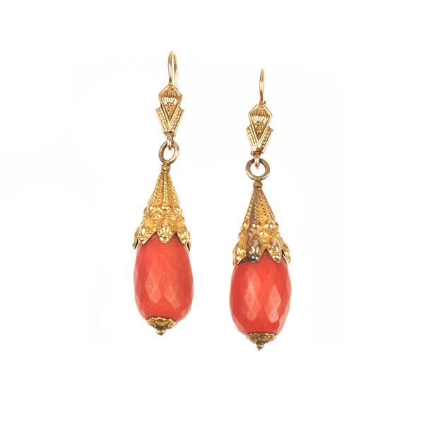 Pair of pendant earrings in 9kt yellow gold and red coral