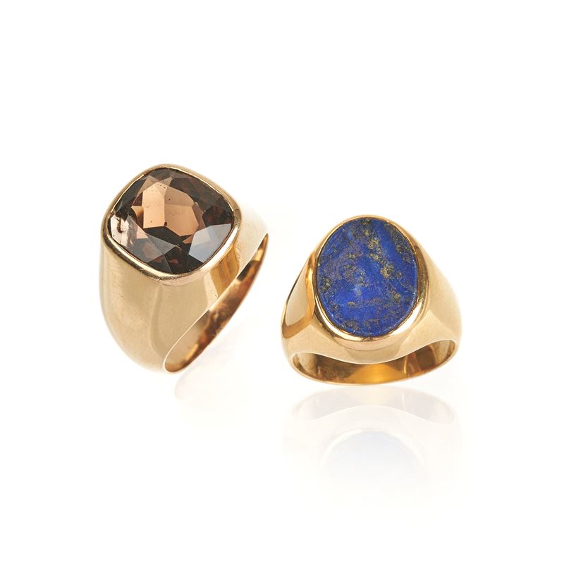 Anello chevalier in oro giallo 18 kt e lapislazzuli e anello in oro giallo 18 kt con quarzo fumè