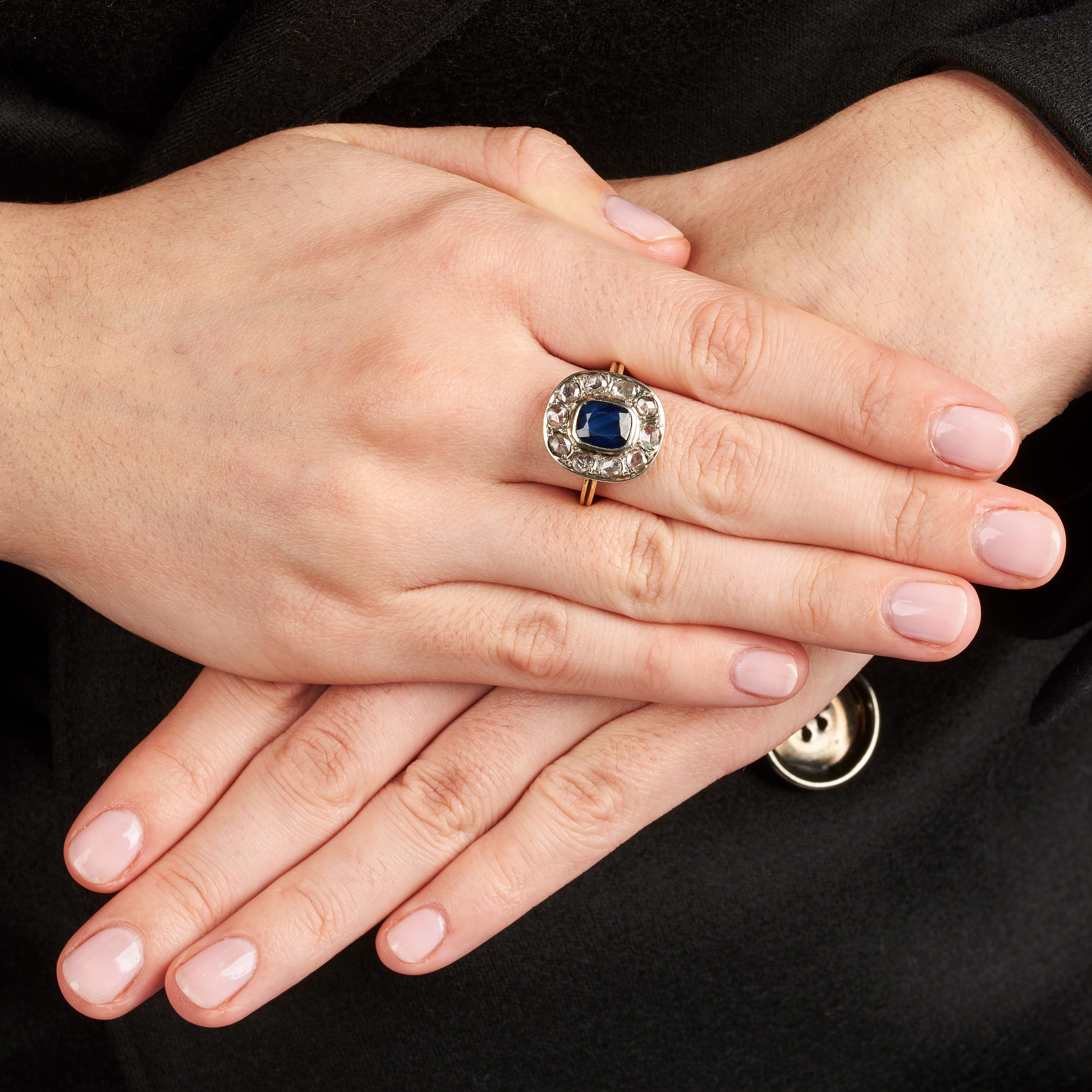 Anello a margherita in oro giallo 18 kt, oro bianco, diamanti e zaffiro