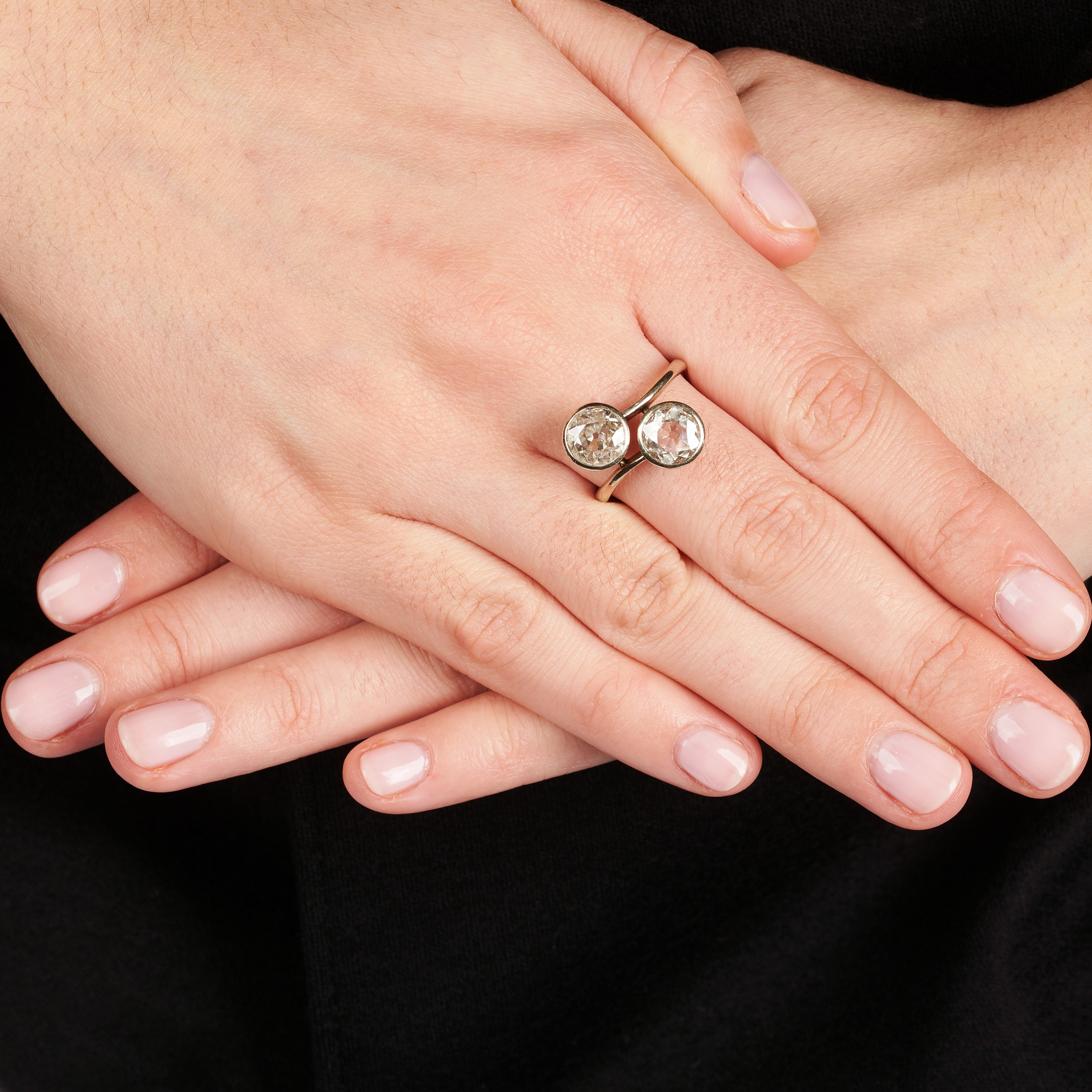 Anello contrariè in oro bianco 18 kt e diamanti