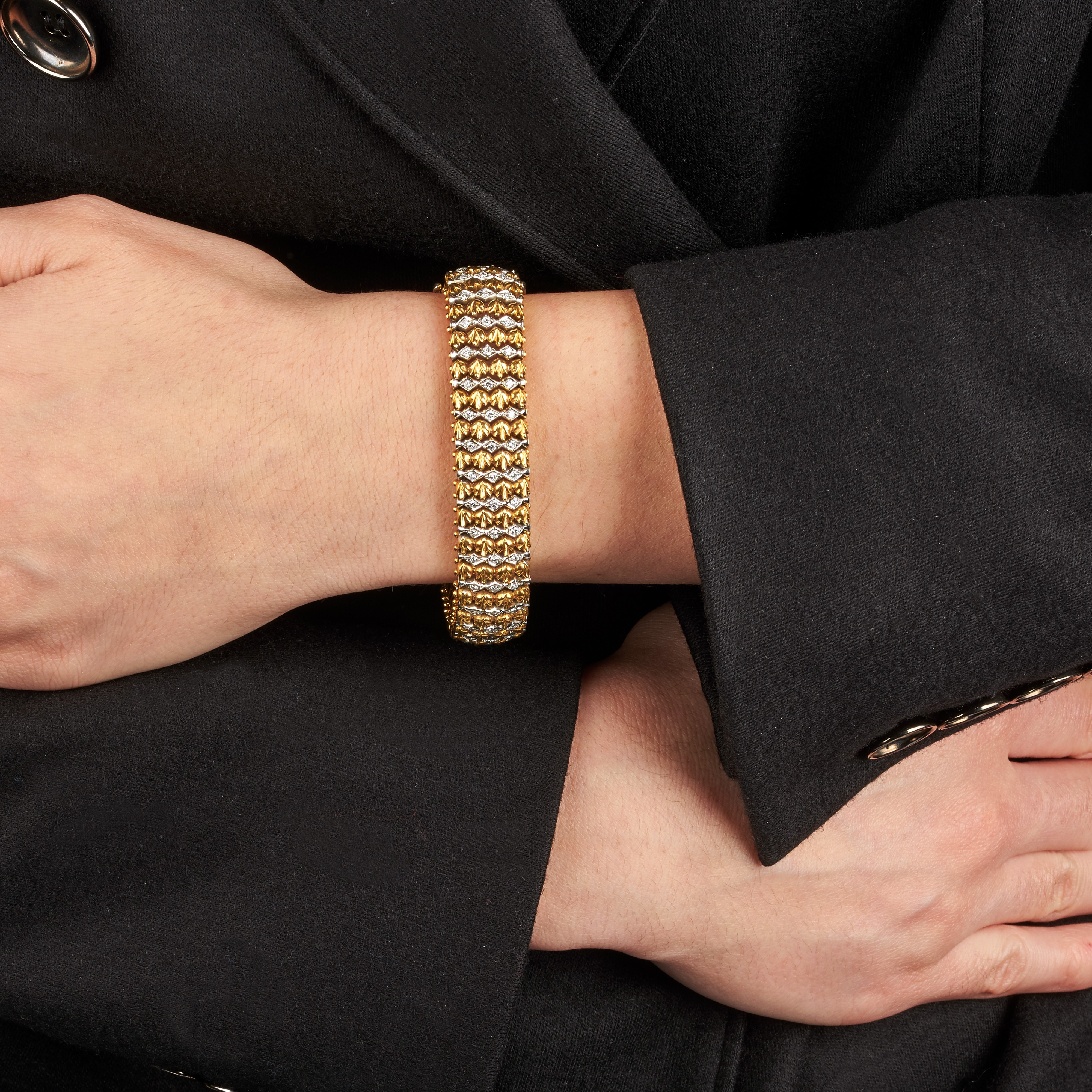 Bracciale ad imitazione del tessuto in oro giallo 18 kt, oro bianco e diamanti