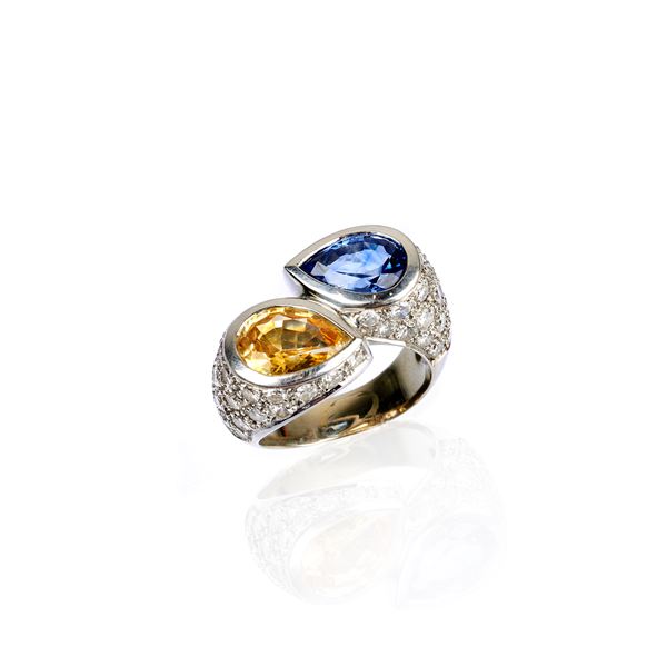 Contrary ring in 18 kt white gold, diamonds and sapphires