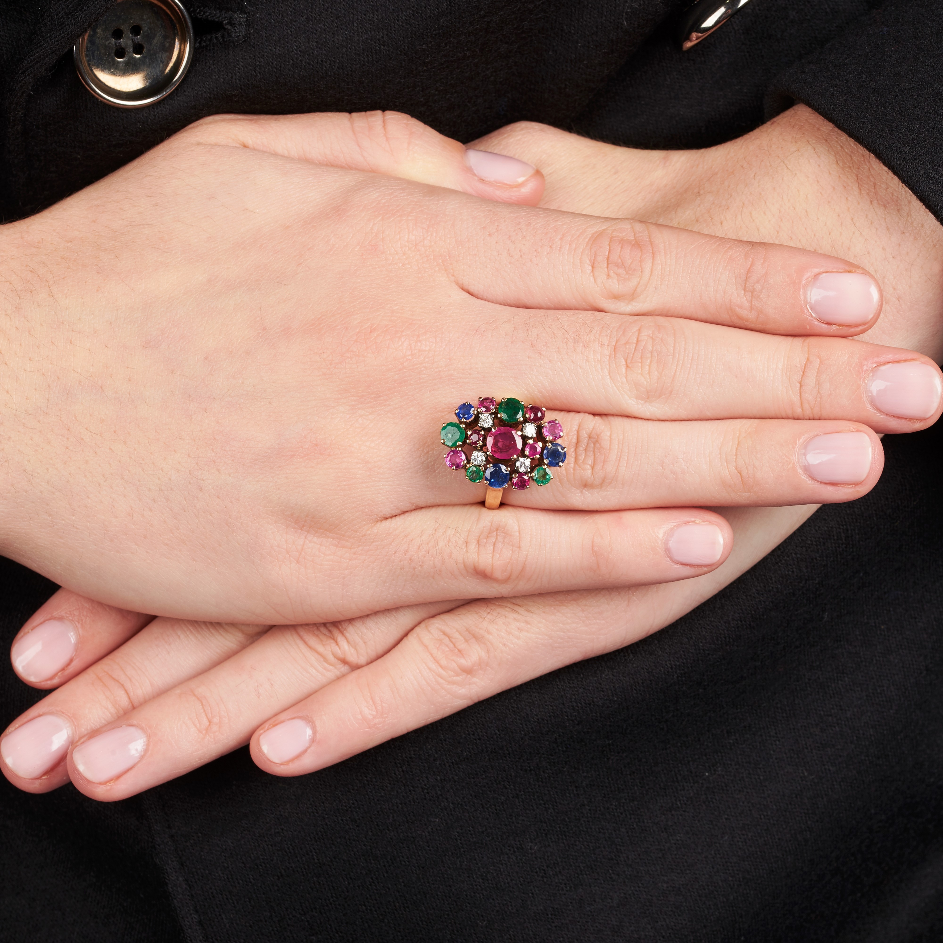 Anello a scudo in oro giallo, diamanti, rubini, zaffiri e smeraldi