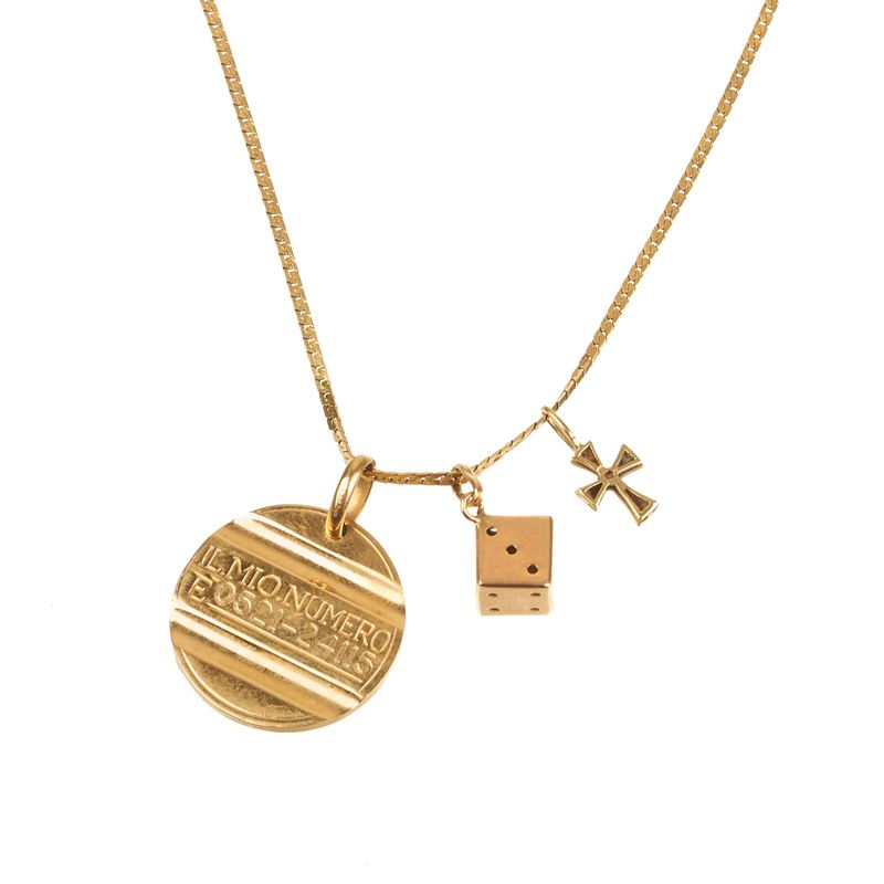 Catena a maglie con tre charms in oro giallo 18 kt
