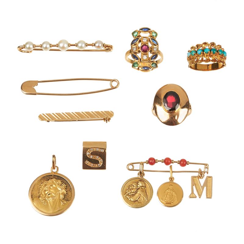 Tre anelli, quattro spille, una medaglia in oro 18 kt e pietre