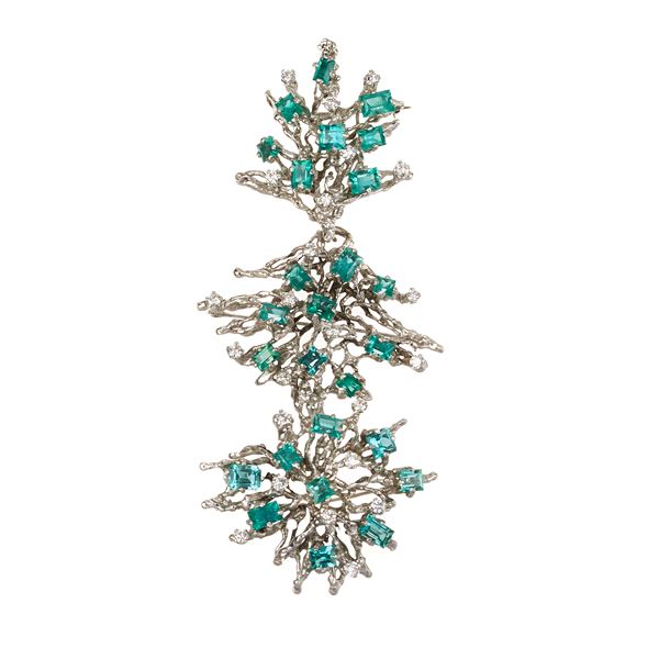 Particular fancy brooch in platinum, diamonds and emeralds