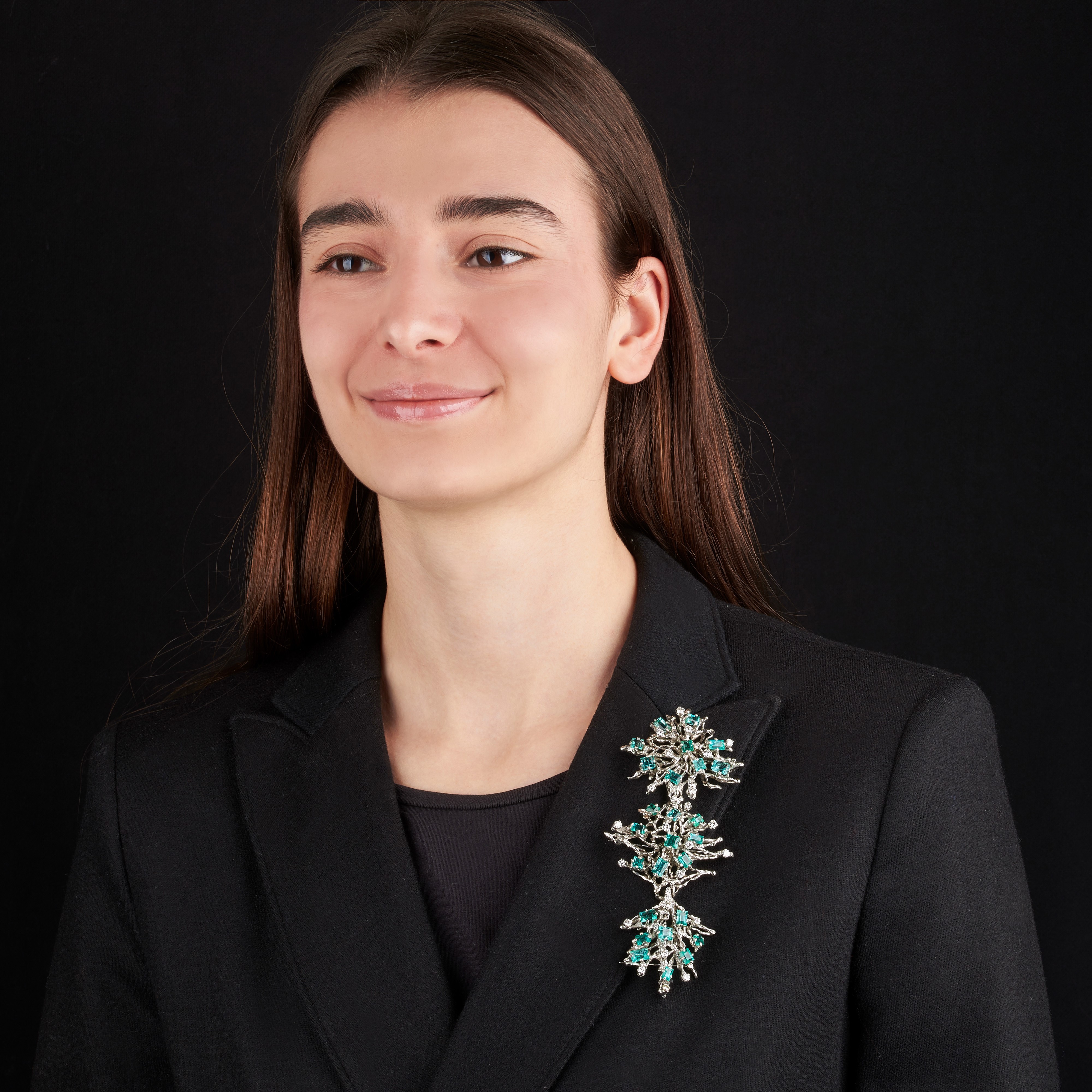 Particolare spilla fantasia in platino, diamanti e smeraldi