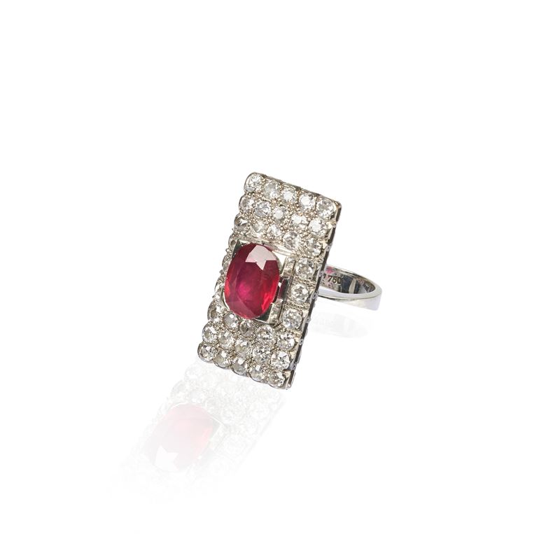 Grande anello in oro bianco 18 kt, diamanti e pietra rossa sintetica
