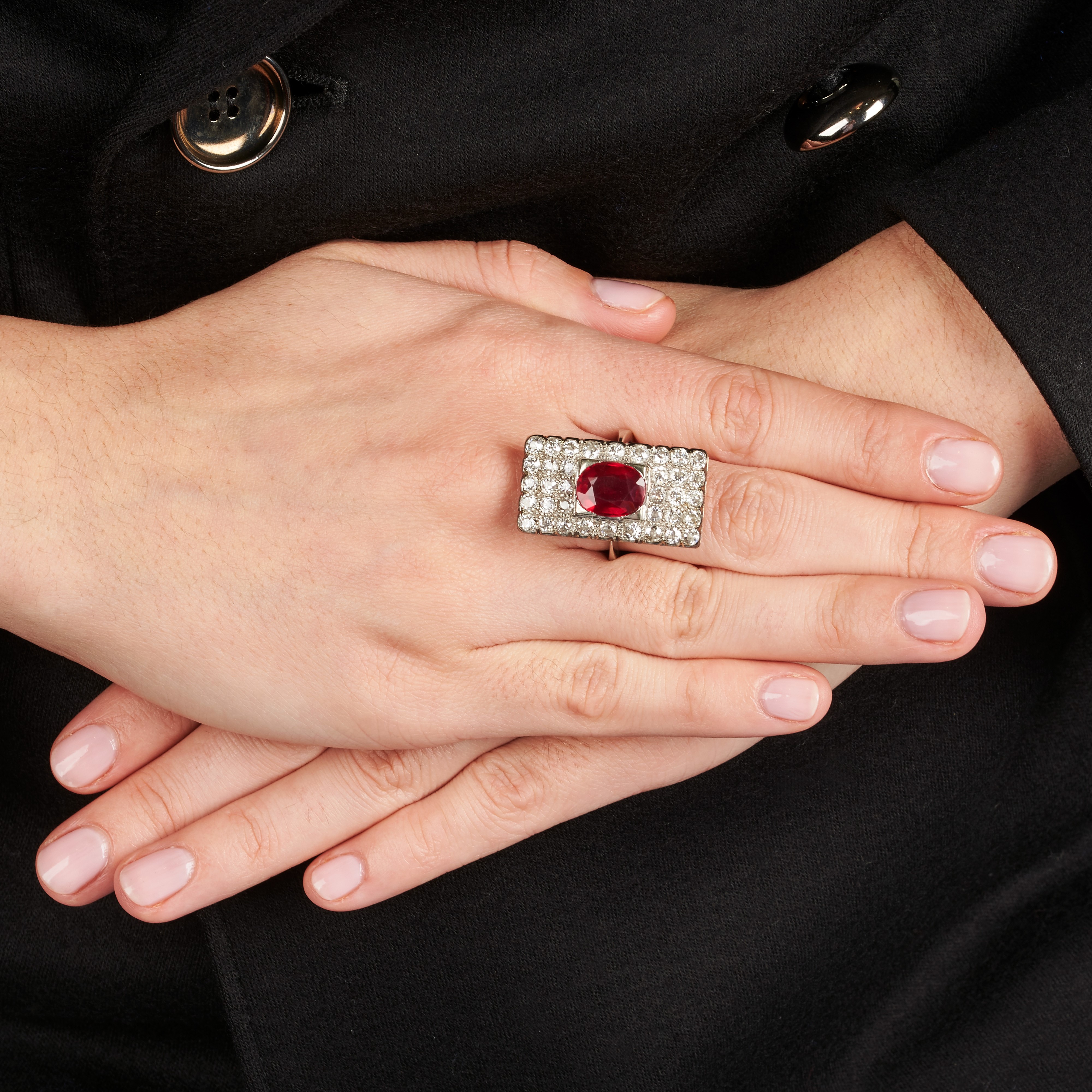 Grande anello in oro bianco 18 kt, diamanti e pietra rossa sintetica