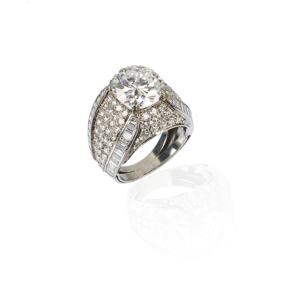 Important ring in 18 kt white gold, diamonds and a 4.27 ct diamond