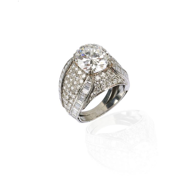 Importante anello in oro bianco 18 kt, diamanti e diamante di ct 4.27