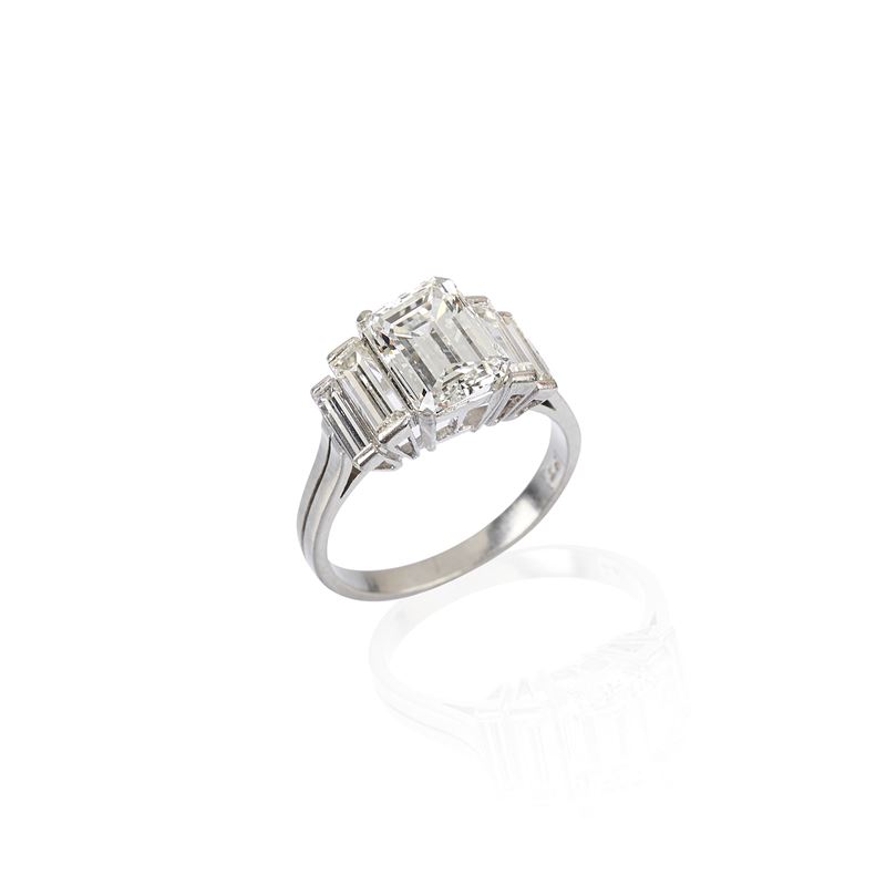 Anello in oro bianco 18 kt, diamanti e diamante di ct 2.09