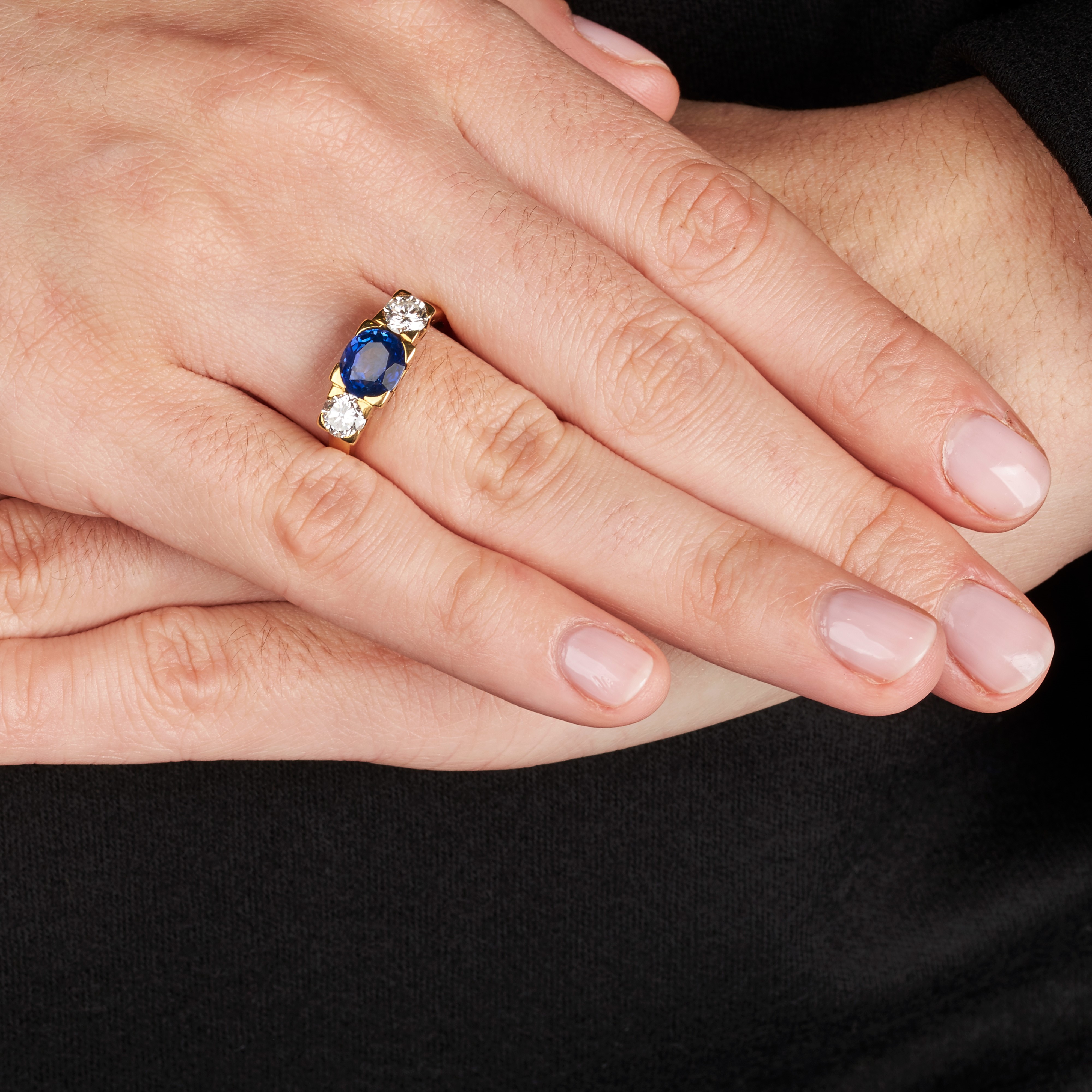 Anello a ponte in oro giallo 18 kt, diamanti e zaffiro