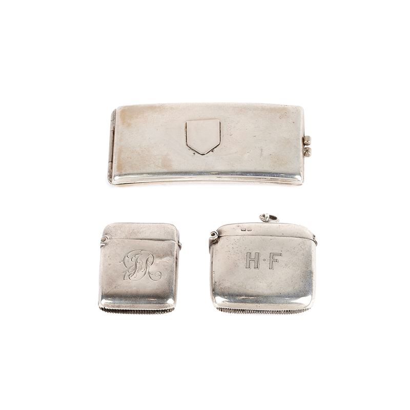 Due portafiammiferi inglesi e un portasigarette in argento 800