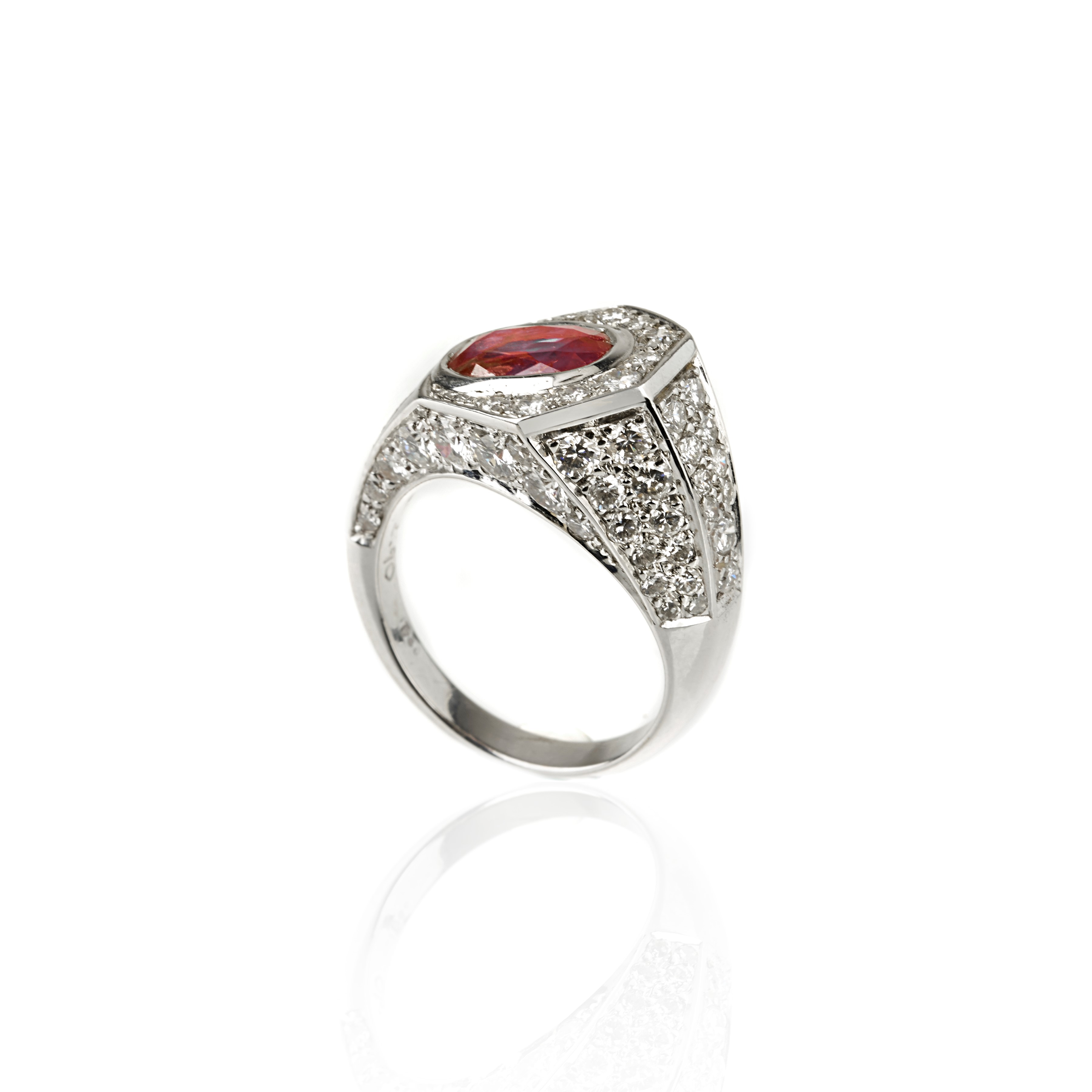 Anello in oro bianco, diamanti e rubino naturale Birmano