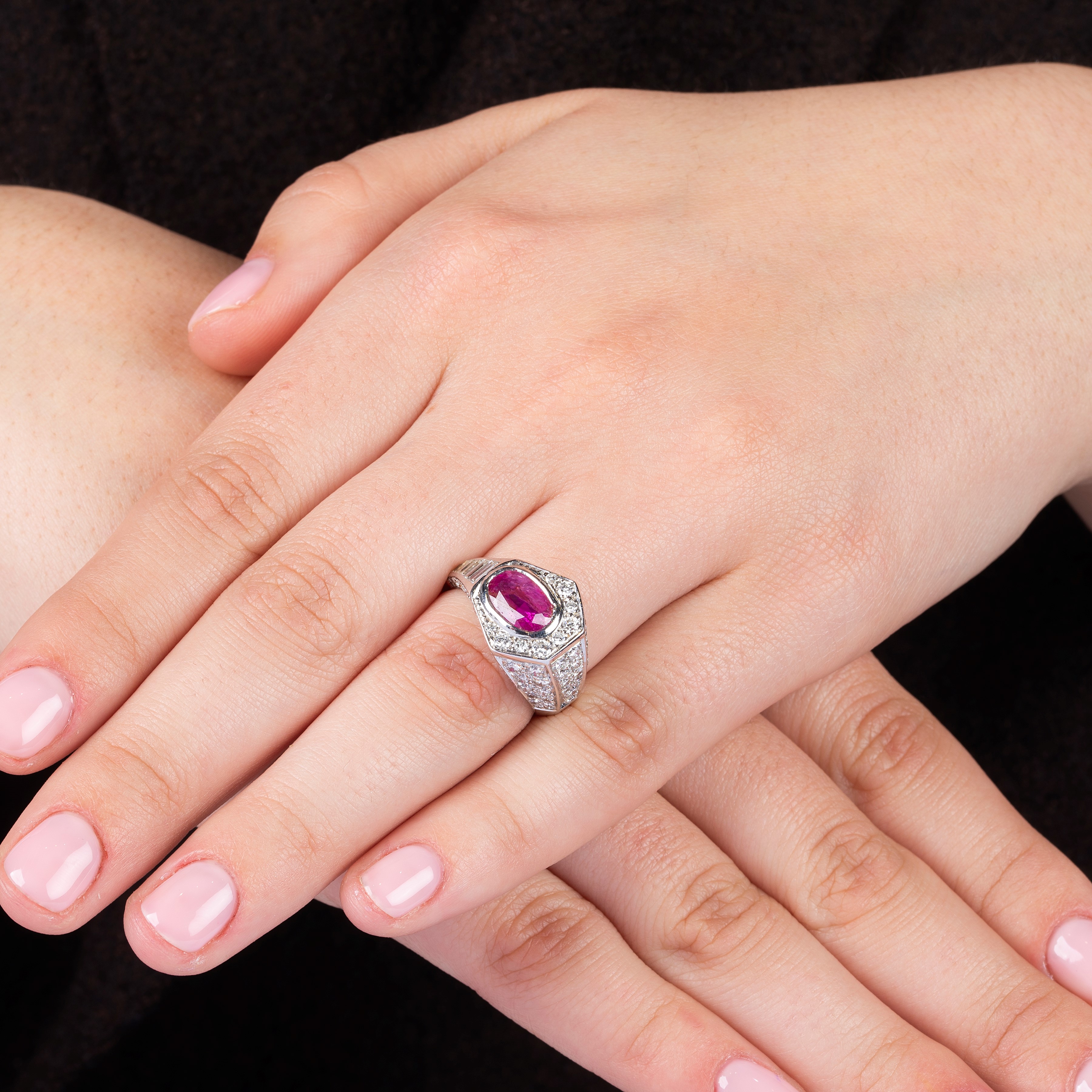 Anello in oro bianco, diamanti e rubino naturale Birmano