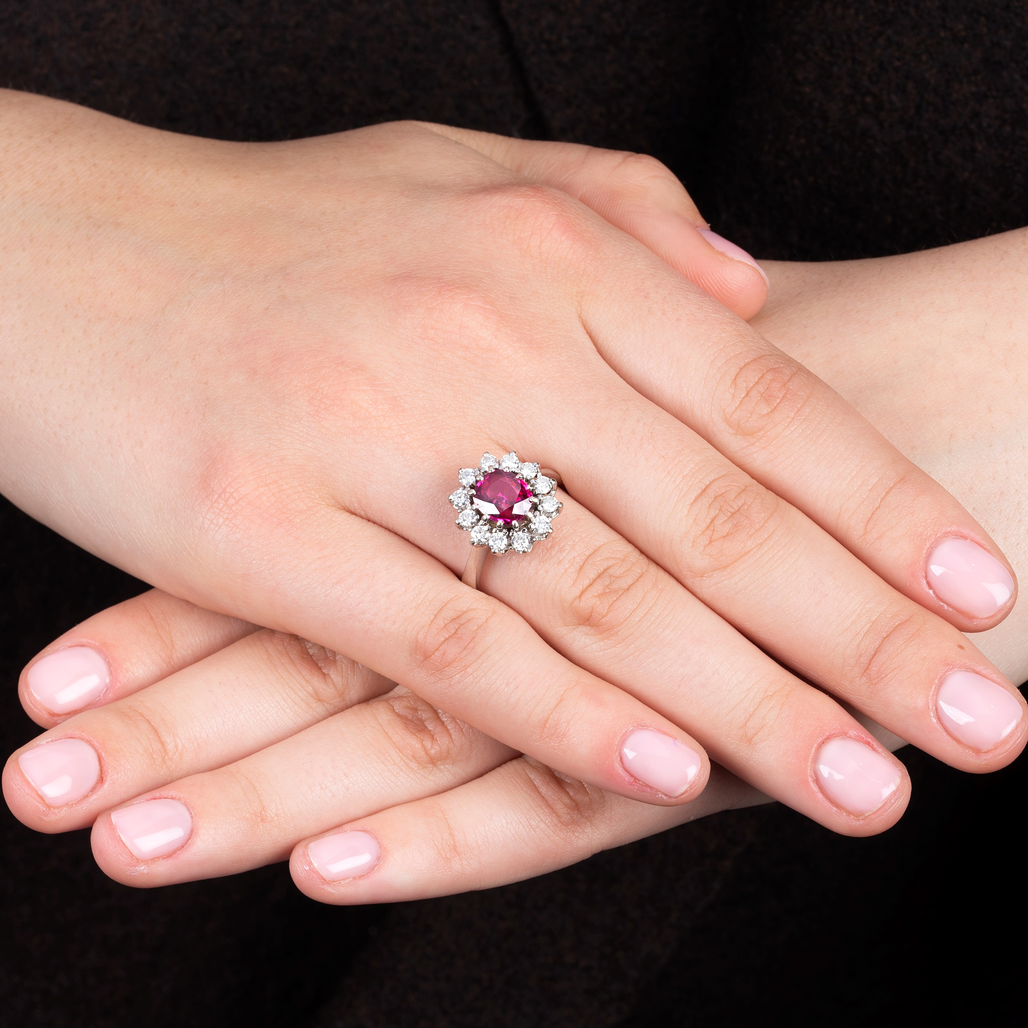 Anello a margherita in oro bianco, diamanti e rubino