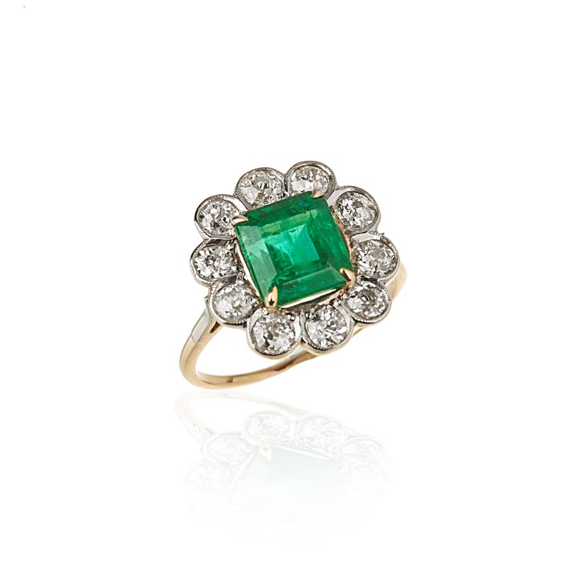 Anello a margherita in oro giallo a basso titolo, oro bianco, diamanti e smeraldo