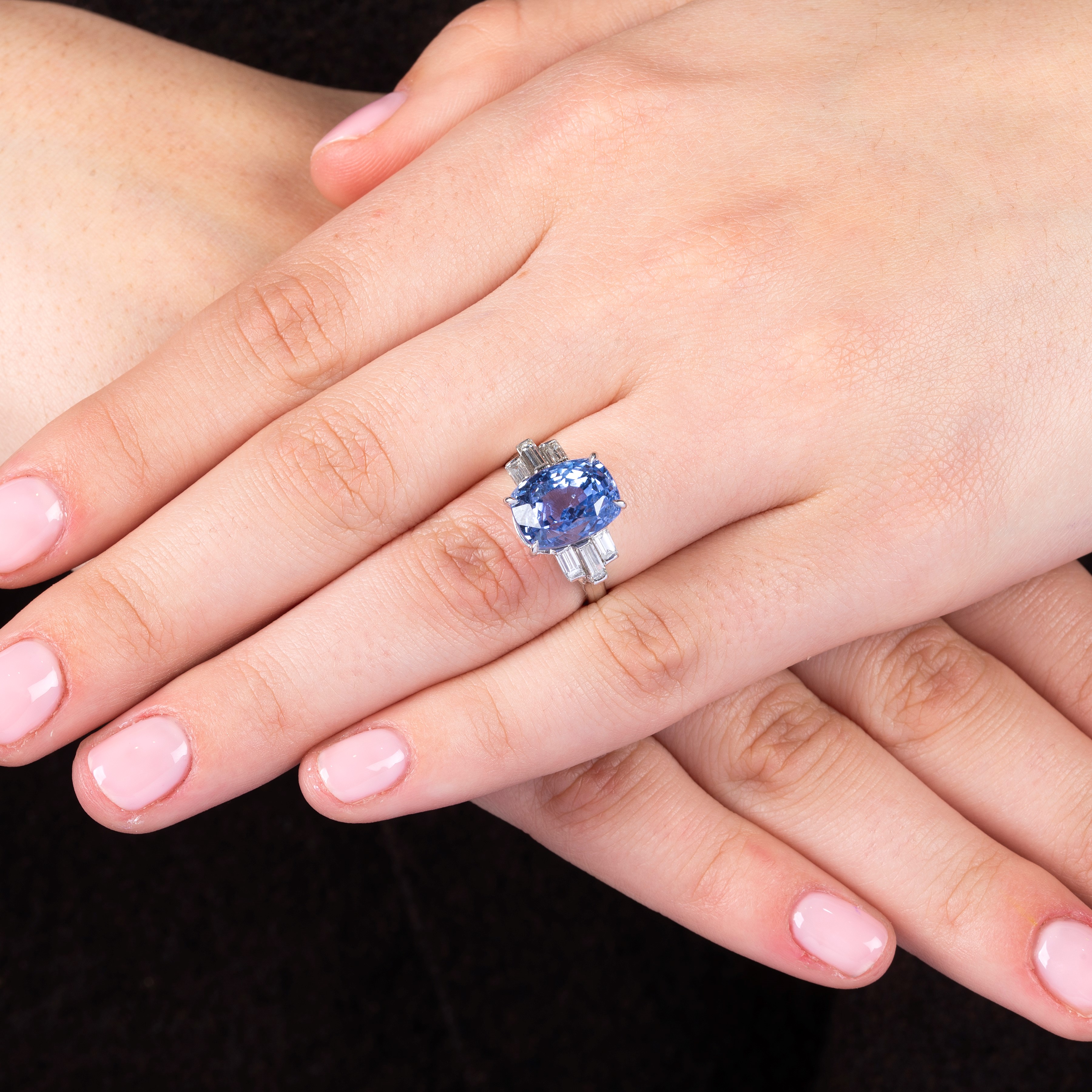 Importante anello in oro bianco, diamanti e zaffiro Ceylon naturale