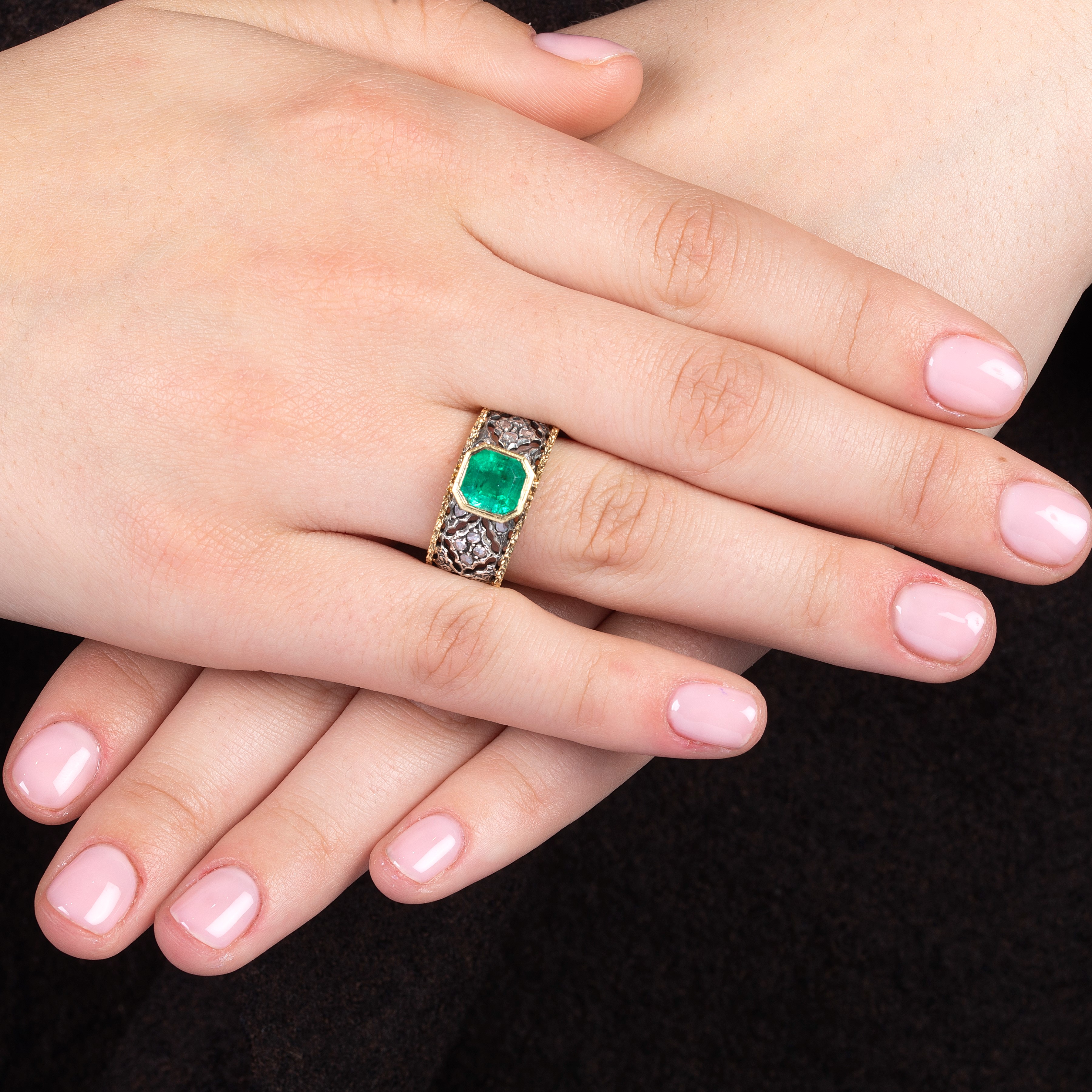 Anello a fascia in oro giallo 18 kt, argento, diamanti e smeraldo