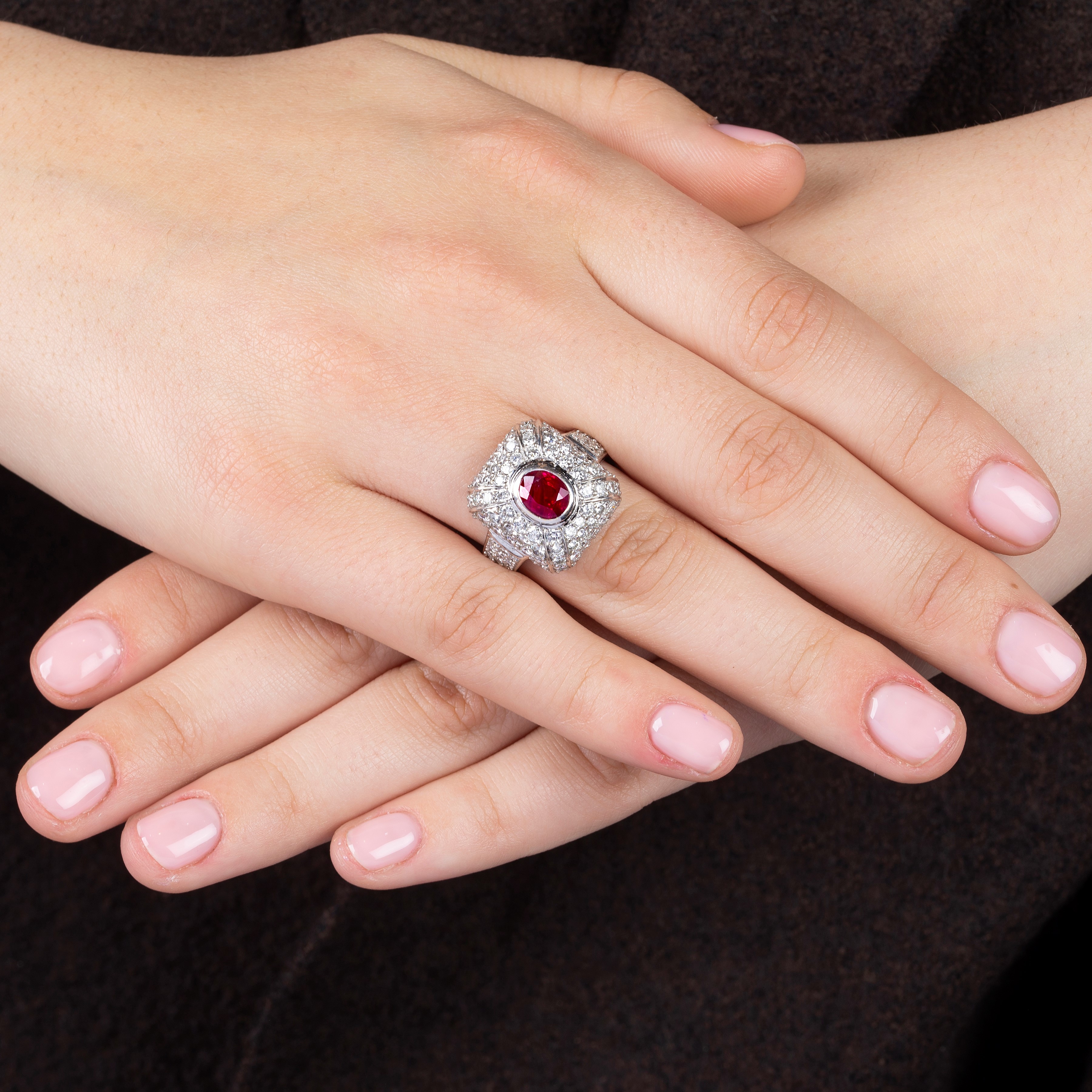 Anello a cuscino in oro giallo, diamanti e rubino