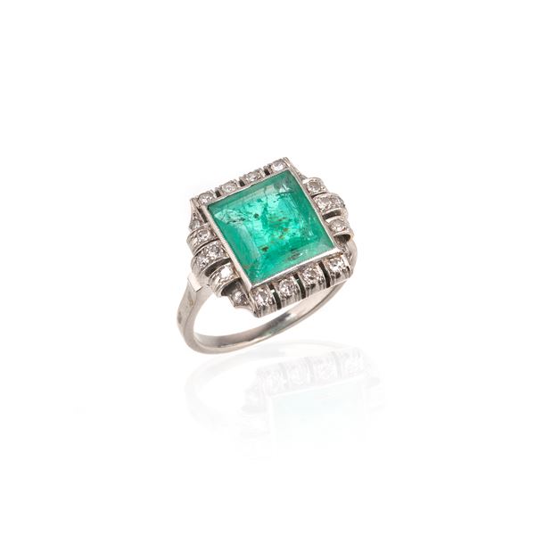Anello in platino, diamanti e smeraldo