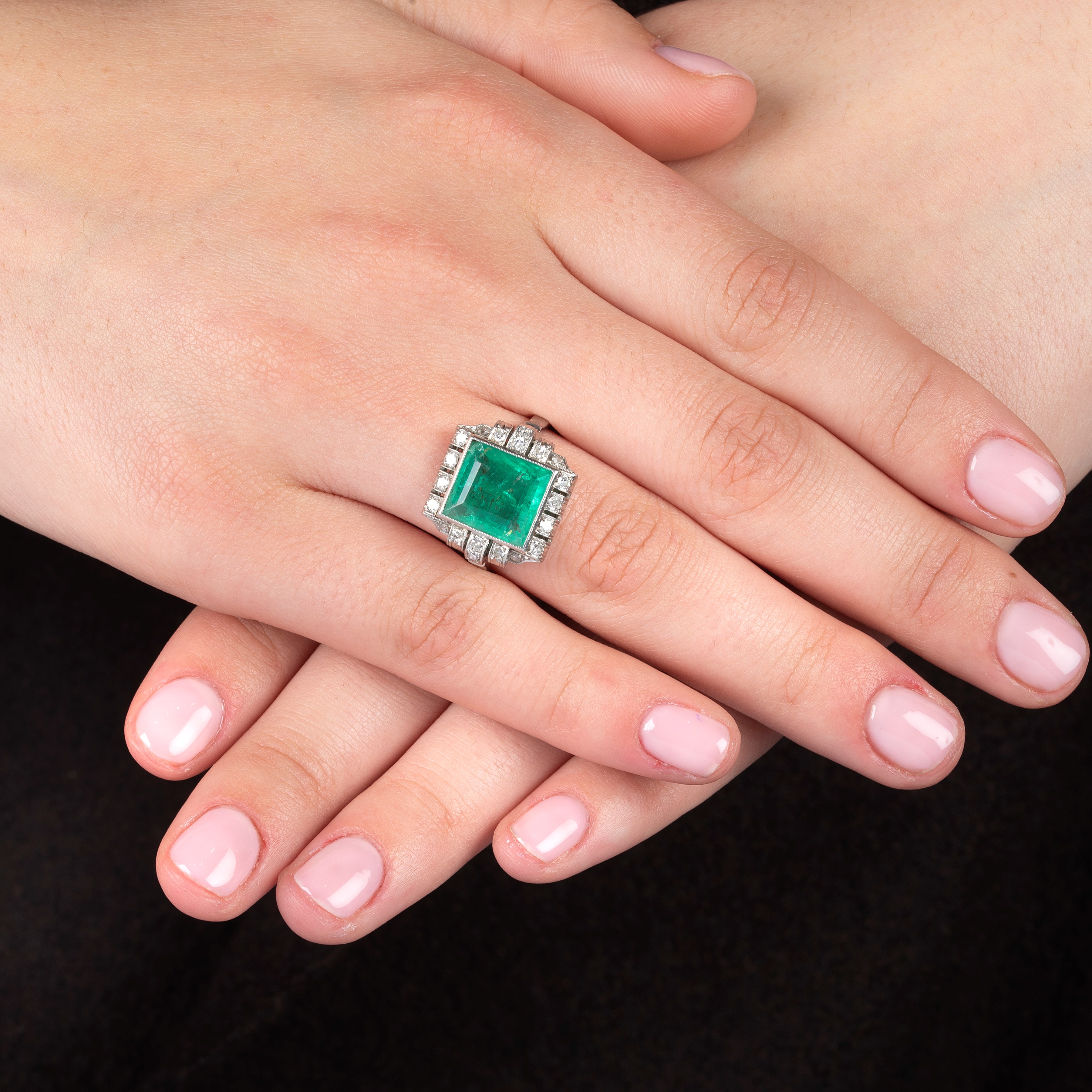 Anello in platino, diamanti e smeraldo