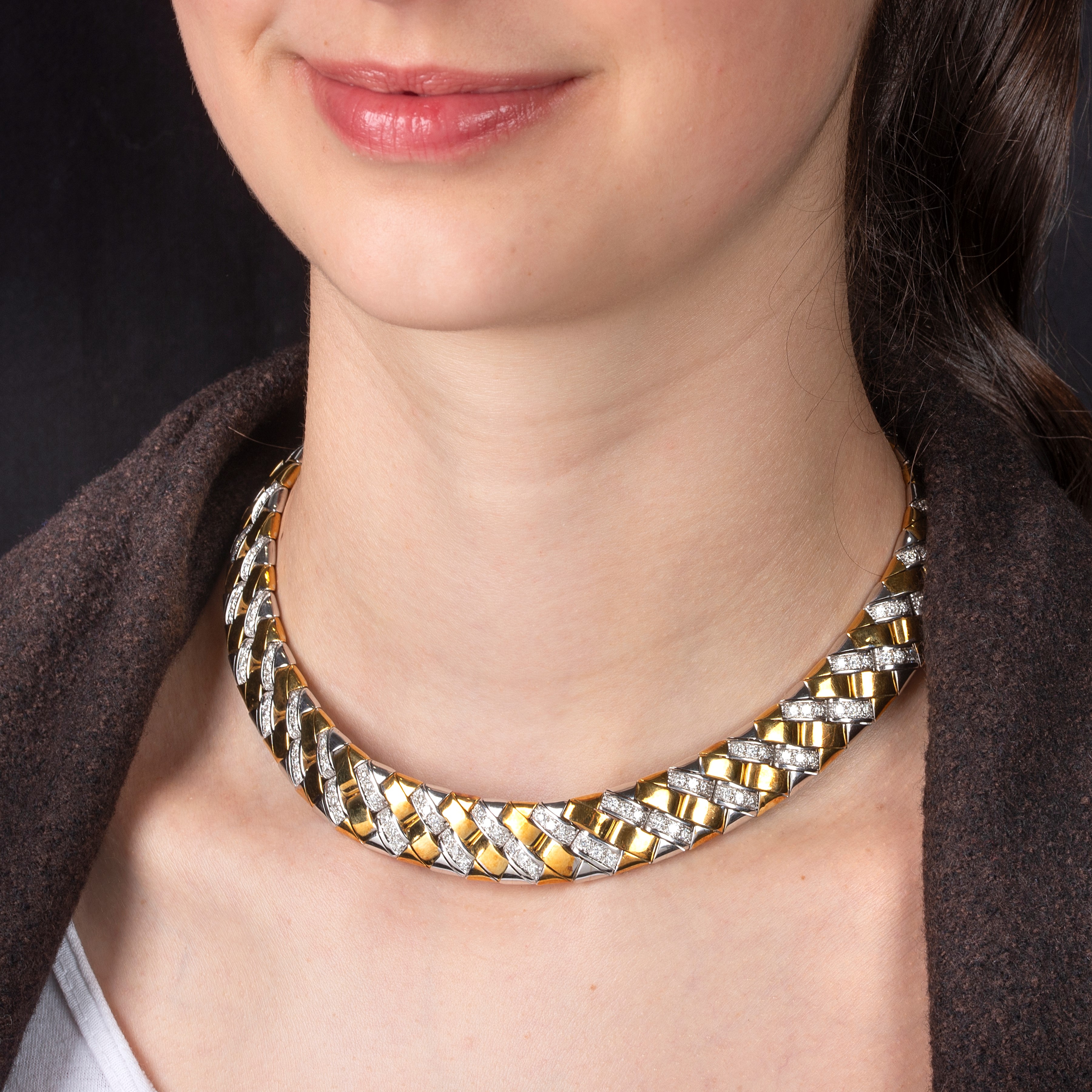 Importante collier in oro giallo 18 kt, oro bianco e diamanti e paio di orecchini en suite