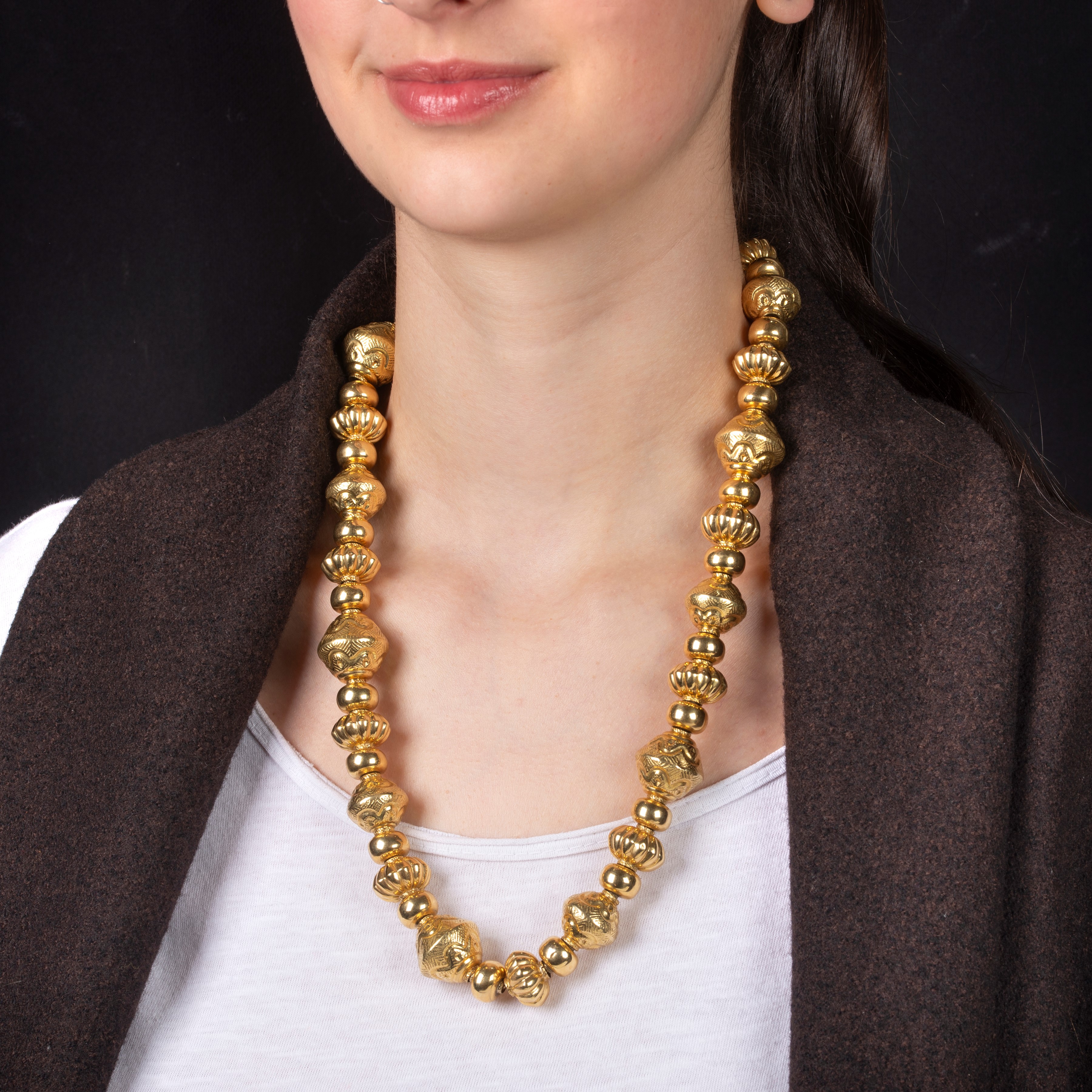 Lunga collana in oro giallo 18 kt, con boule incise e baccellate