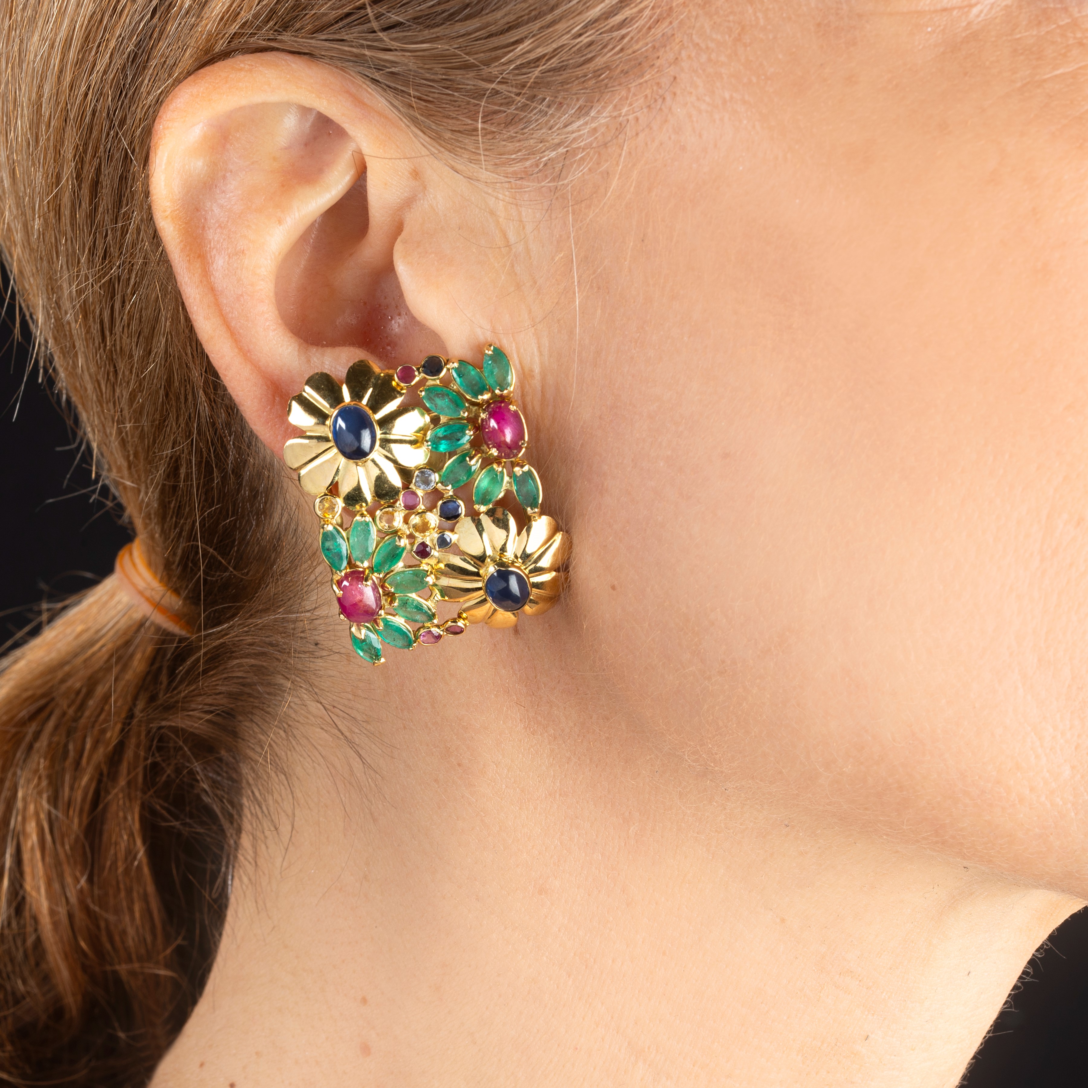 Paio di grandi orecchini in oro giallo 18 kt, smeraldi, zaffiri e rubini