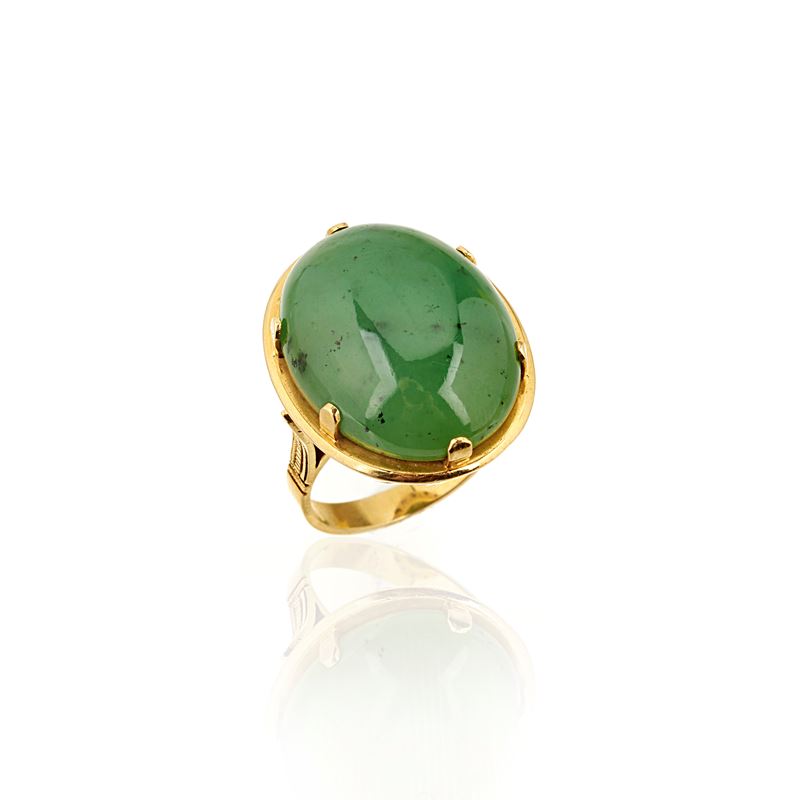 Grande anello in oro giallo 18 kt e nefrite verde