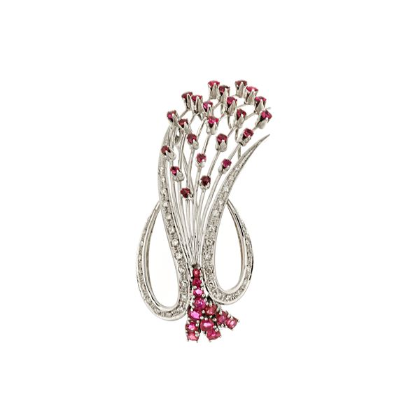 Floral brooch in 18 kt white gold, diamonds and rubies