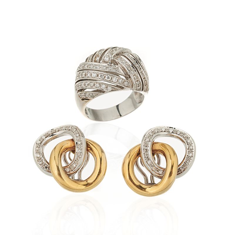 Paio di orecchini a nodo in oro giallo 18 kt, oro bianco e diamanti e anello in oro 18 kt e pietr...