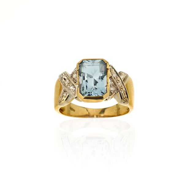 Anello in oro giallo, diamanti e acquamarina