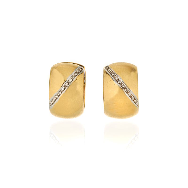 Orecchini a cerchio bombato in oro giallo 18 kt, oro bianco e diamanti