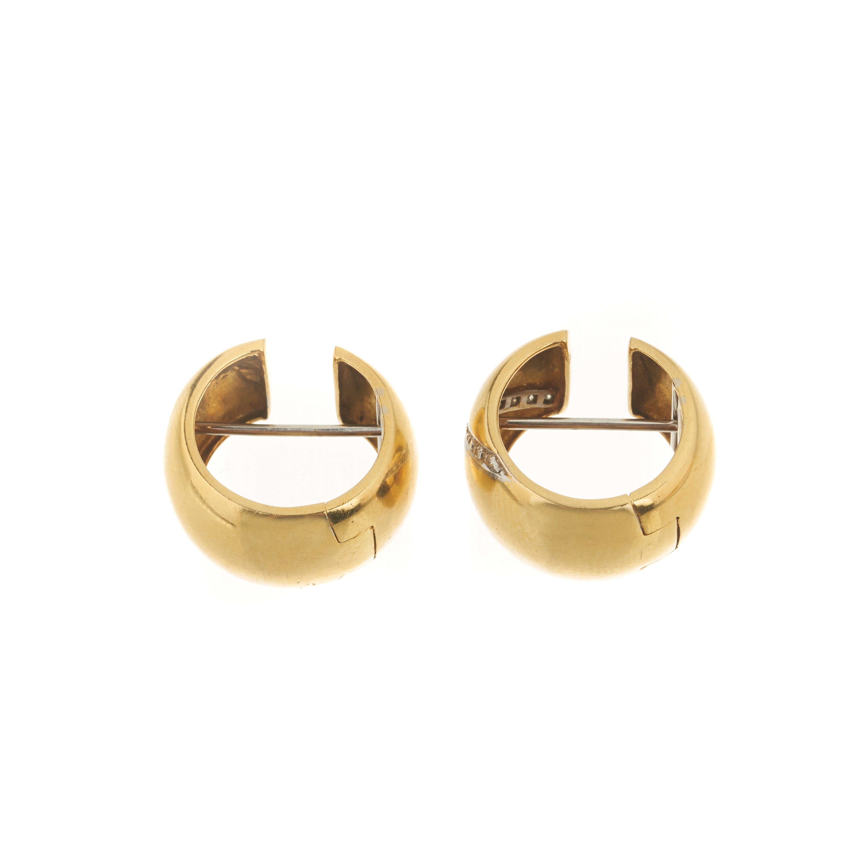Orecchini a cerchio bombato in oro giallo 18 kt, oro bianco e diamanti