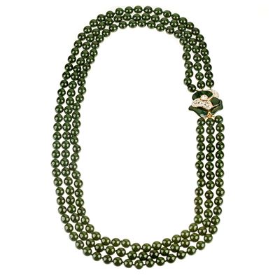 Lunga Collana a Tre Fili in Perle Verdi, Chiusura Floreale in Metallo e Strass
